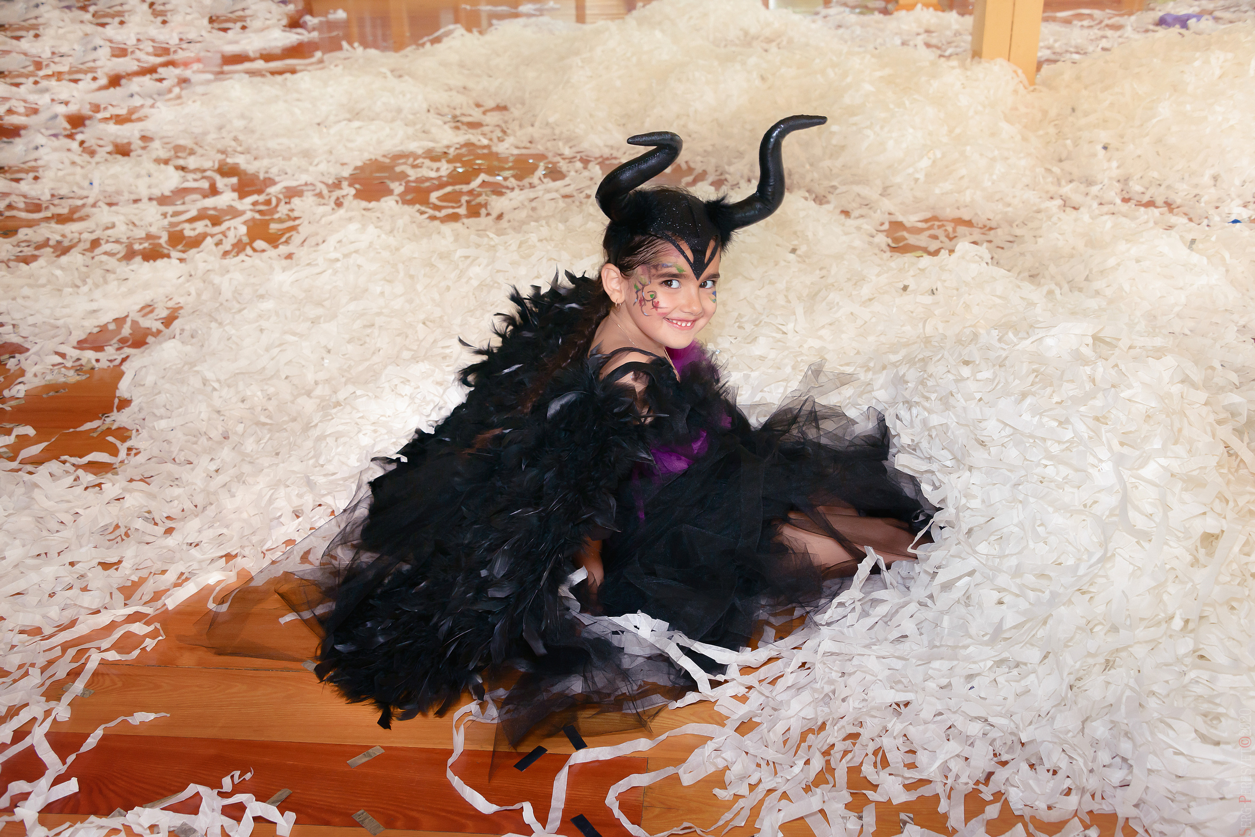 Бумажное шоу в Москве, детский фотограф Сергей Пересвет. Ваш фотограф на праздник в Москве, Раменском, Жуковском, Люберцах