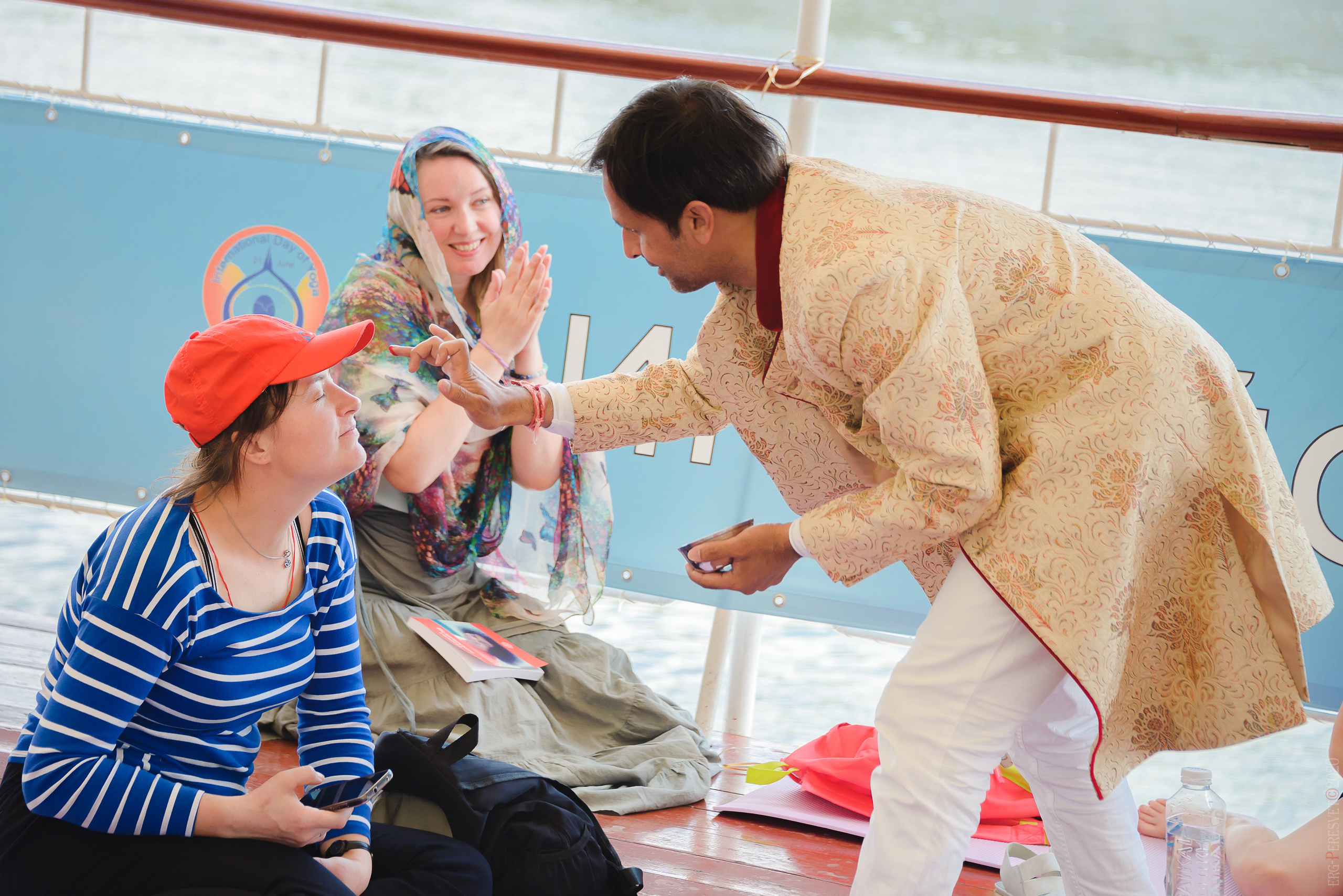 Международный день йоги на Москве-реке. ABS yoga. Ваш фотограф на праздник в Москве, Раменском, Жуковском, Люберцах
