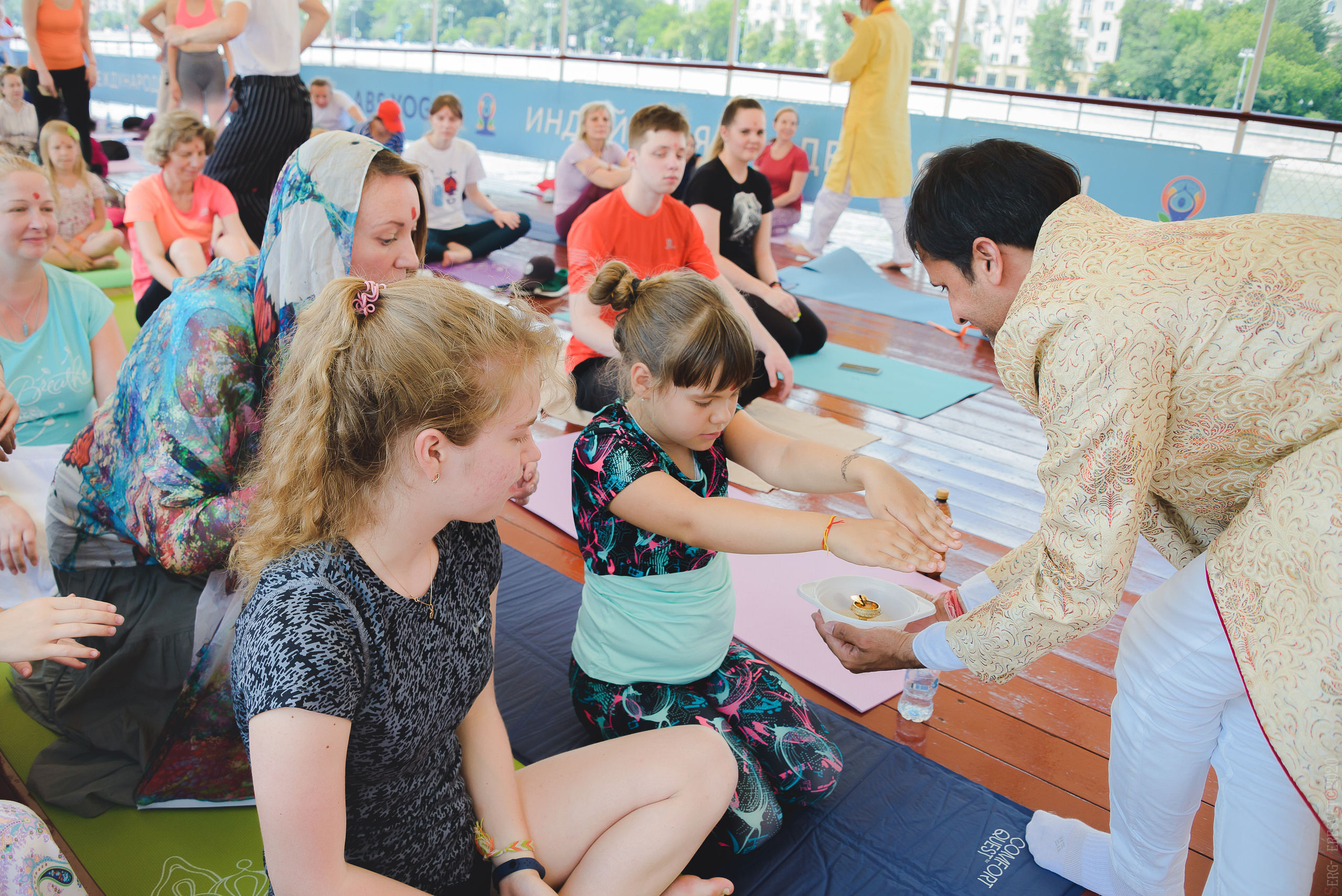 Международный день йоги на Москве-реке. ABS yoga. Ваш фотограф на праздник в Москве, Раменском, Жуковском, Люберцах