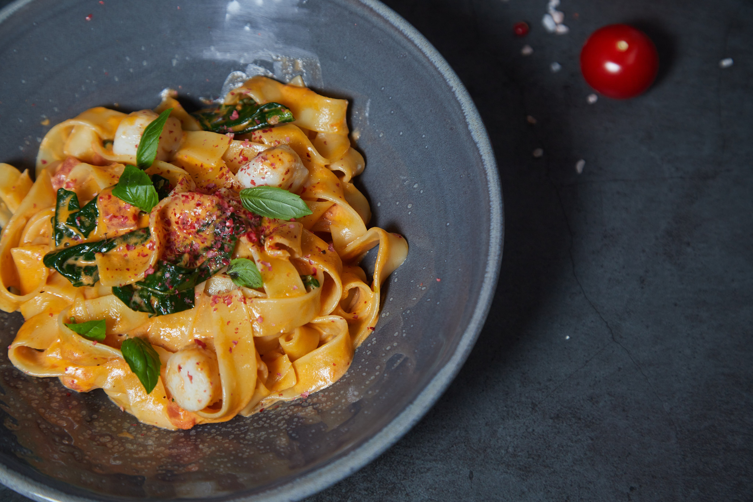 Паста тальятелле с мясом и соусом.