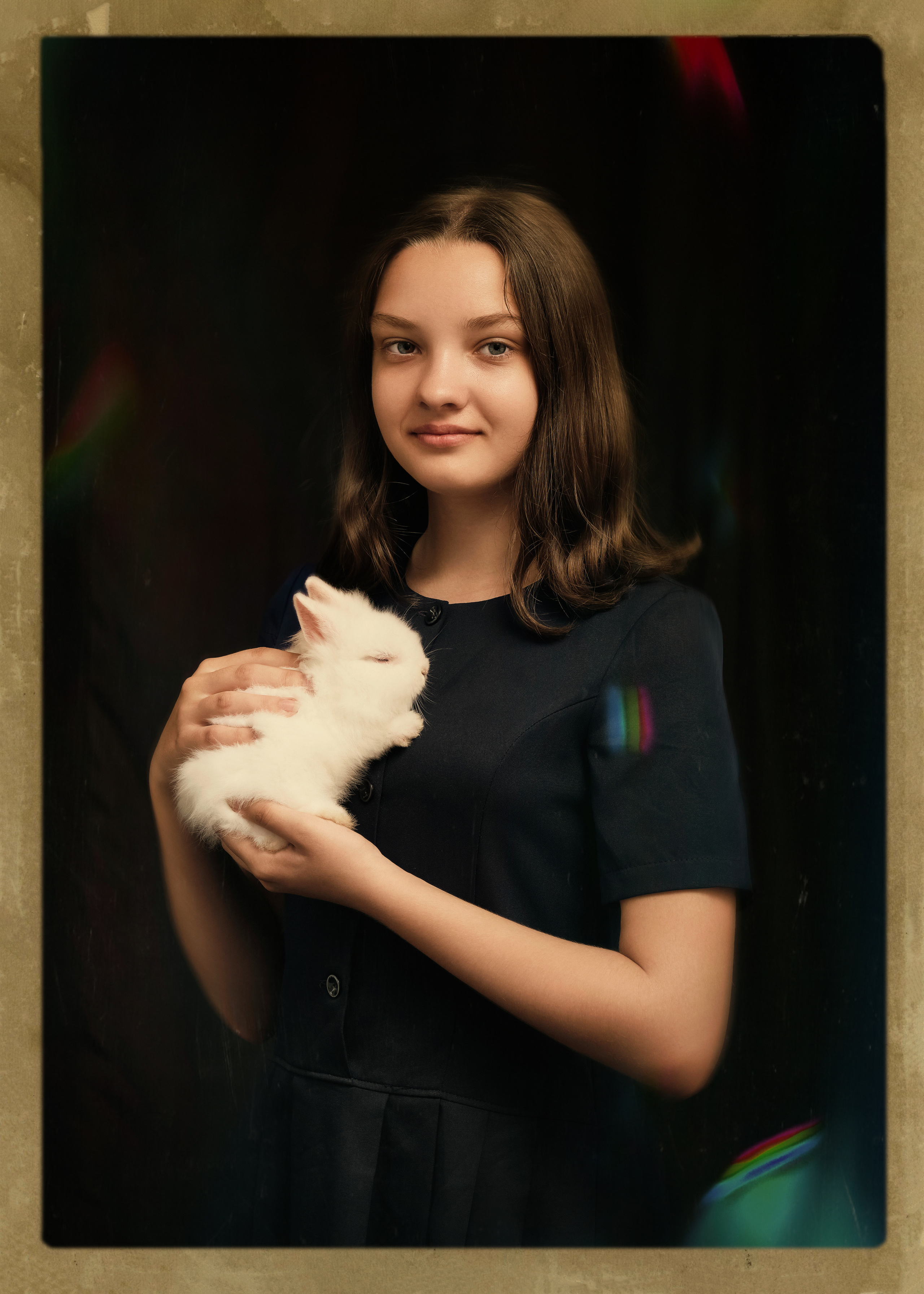 Ребенок женского пола с кроликом в руках