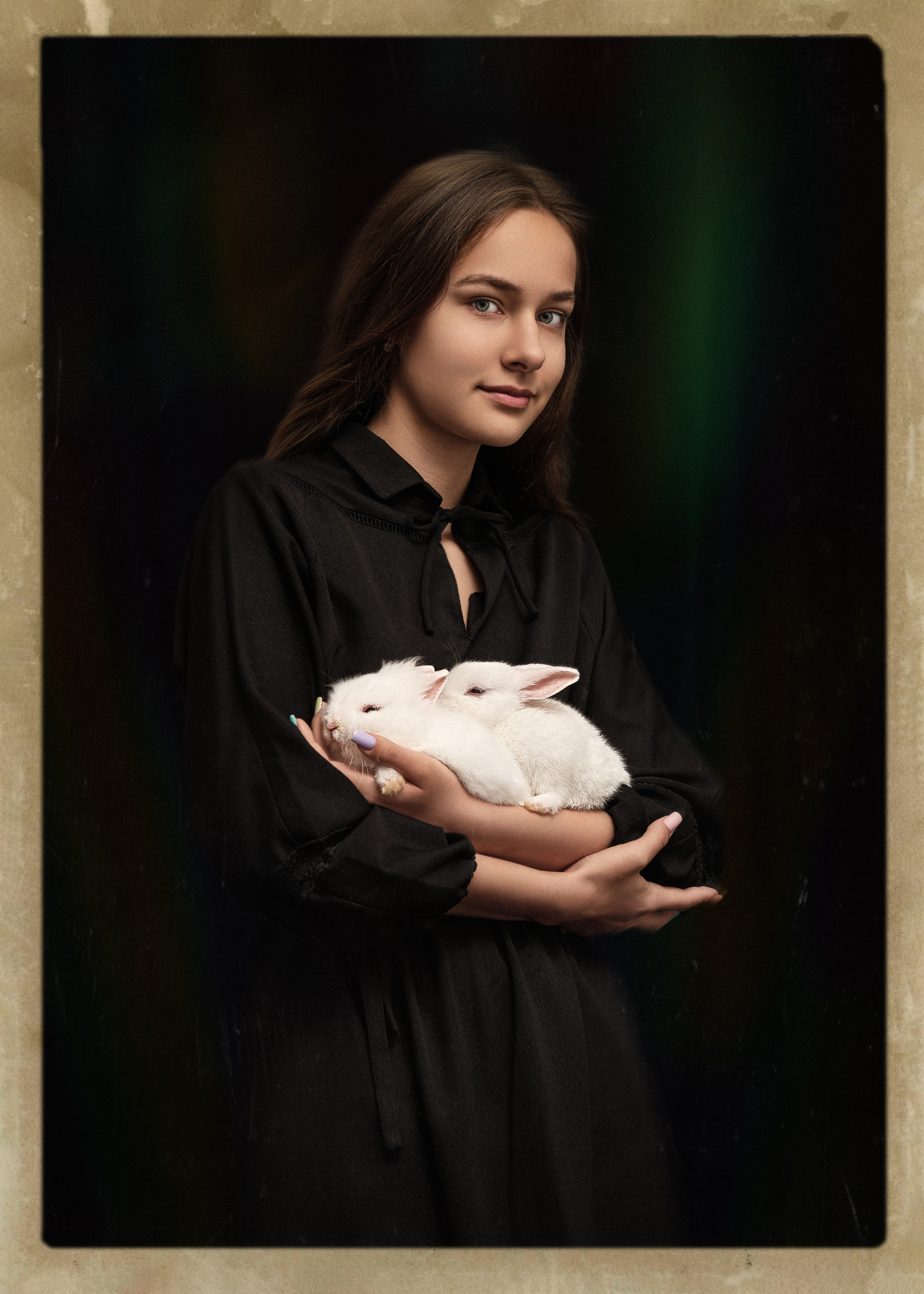 Девушка примерно 13 лет с кроликами на руках в готическом стиле