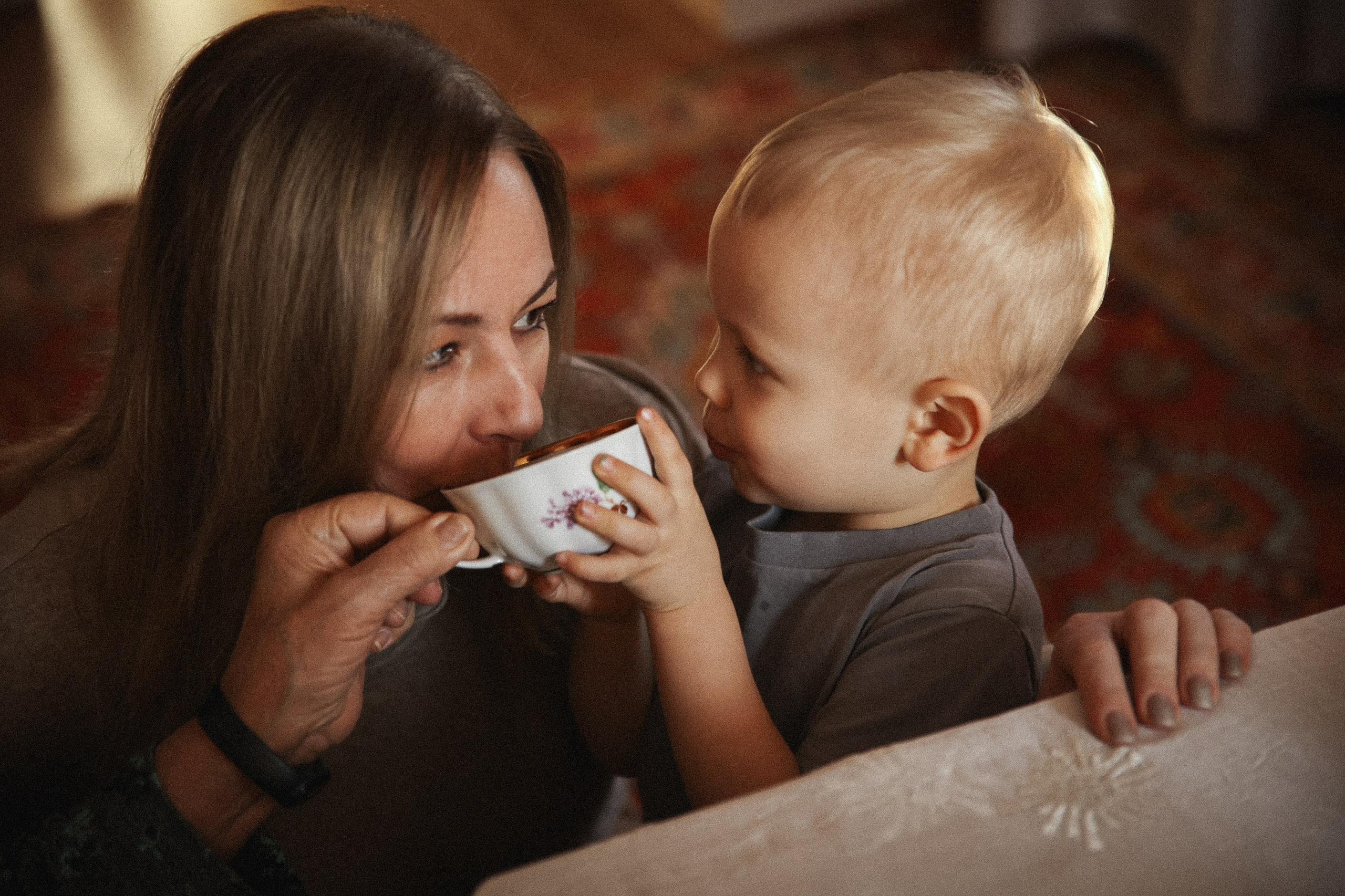Семейная фотосессия домашняя фотосессия бабушка в гостях у бабушки. Фотограф Владимир Москва