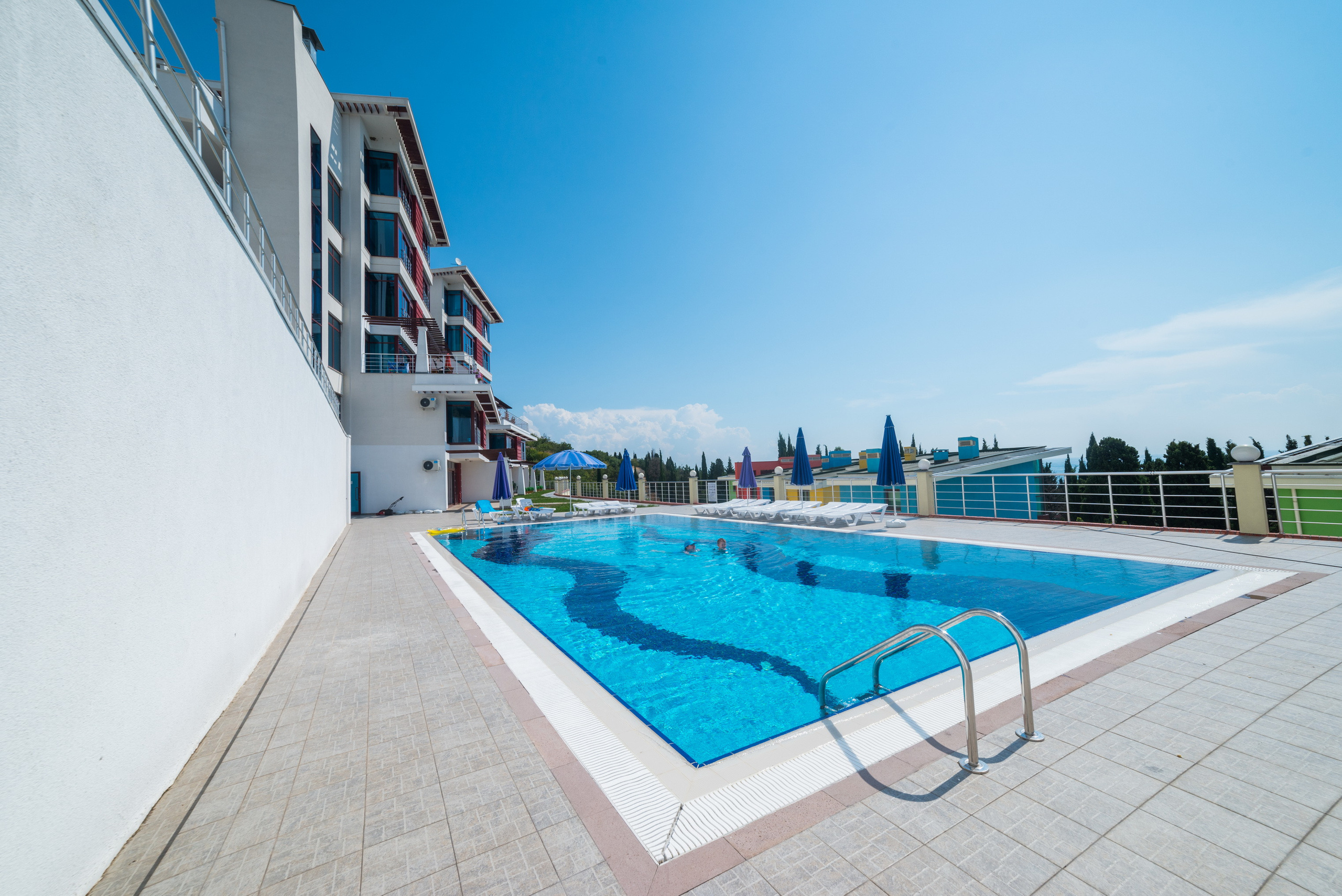 Hotel con piscina. Photographer Aleksandr Rybintsev