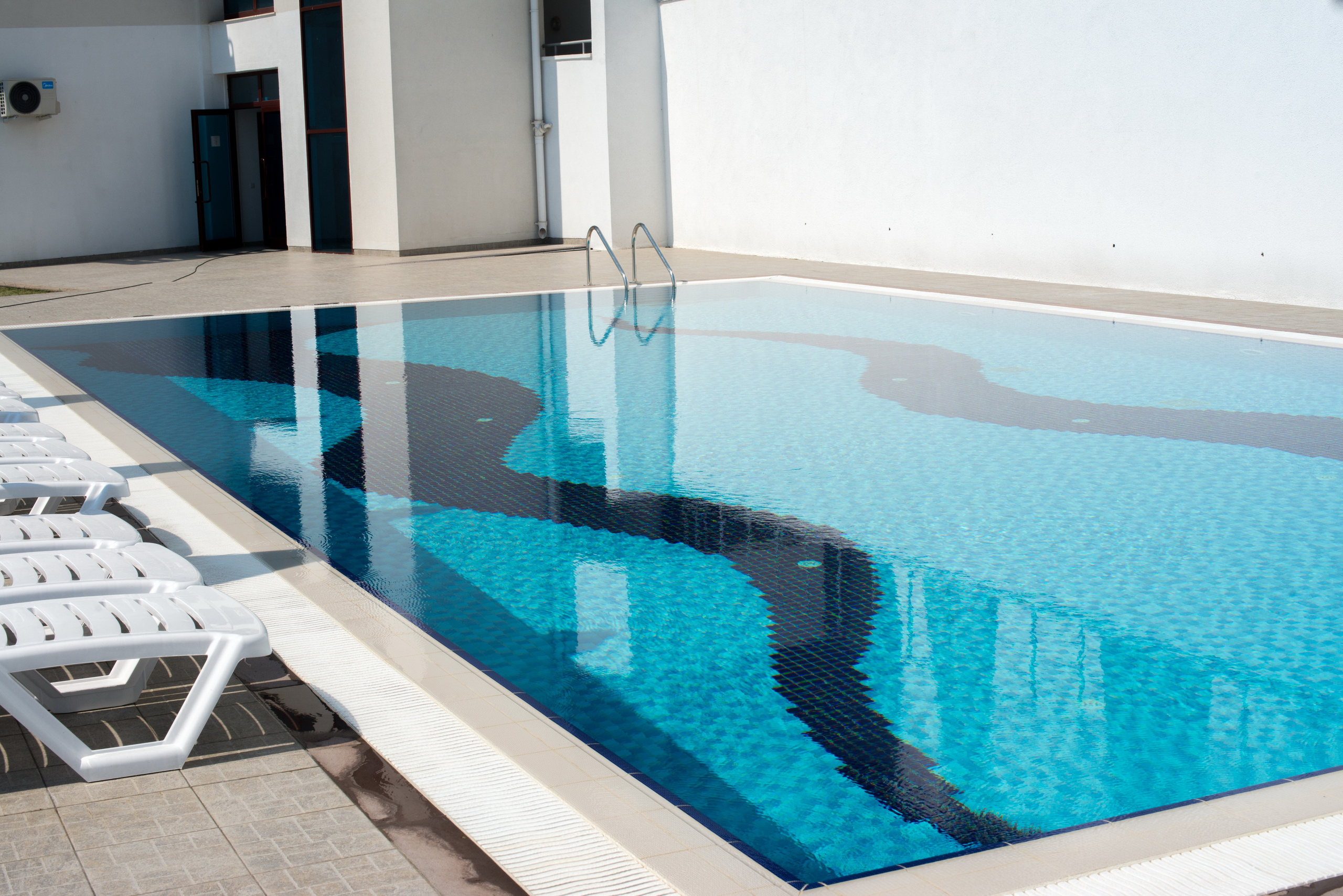 Hotel con piscina. Photographer Aleksandr Rybintsev