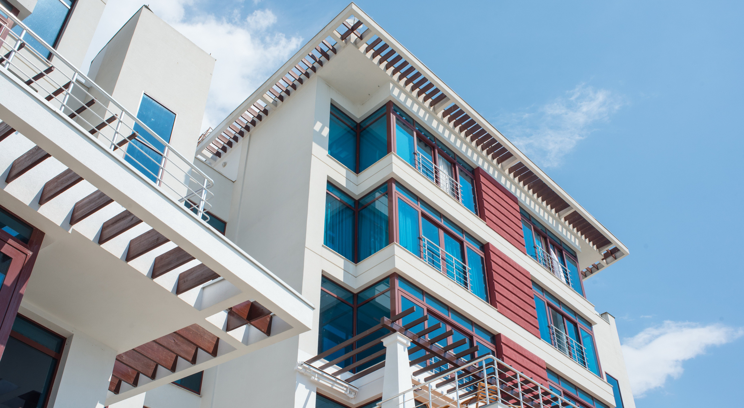 Hotel con piscina. Photographer Aleksandr Rybintsev