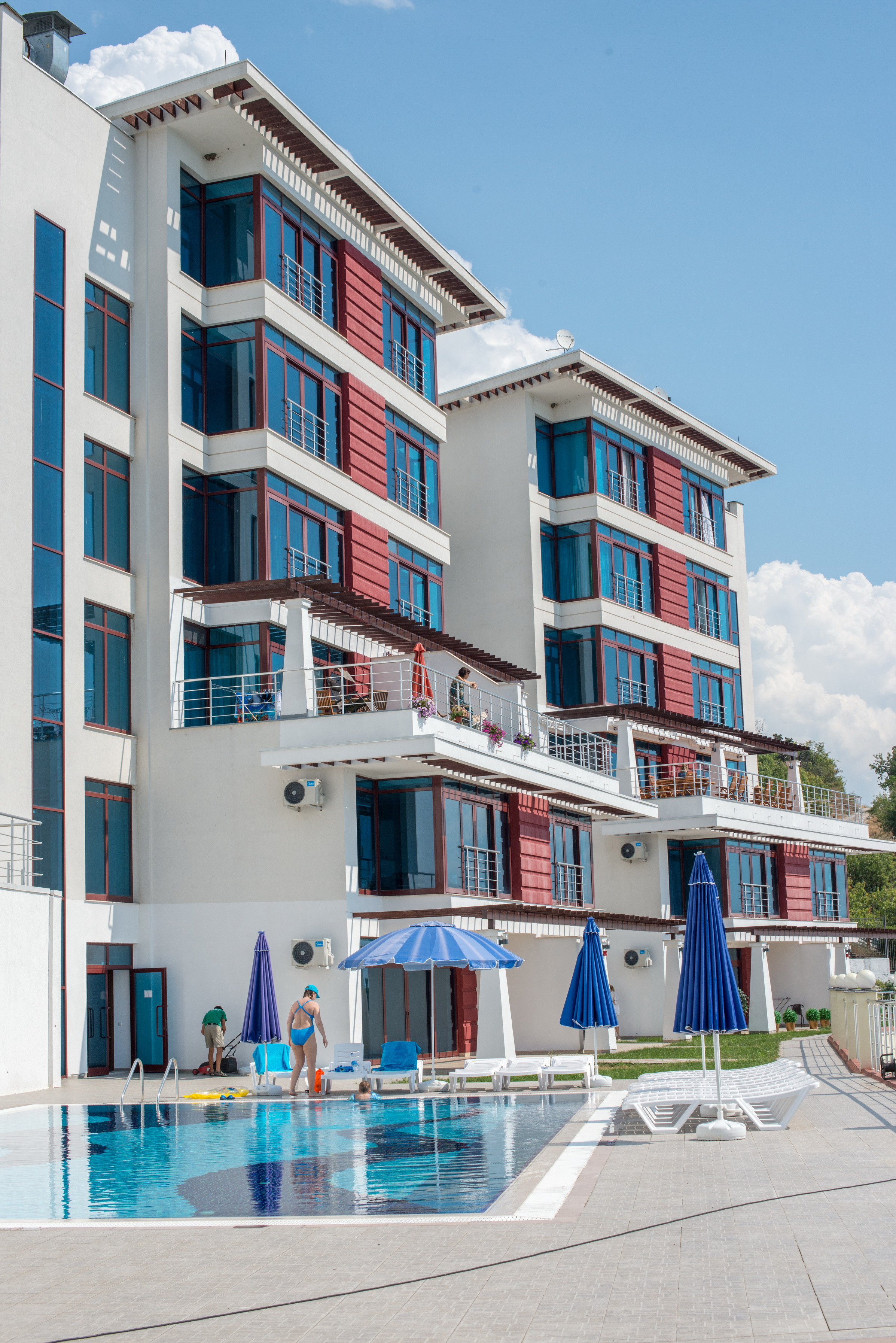 Hotel con piscina. Photographer Aleksandr Rybintsev