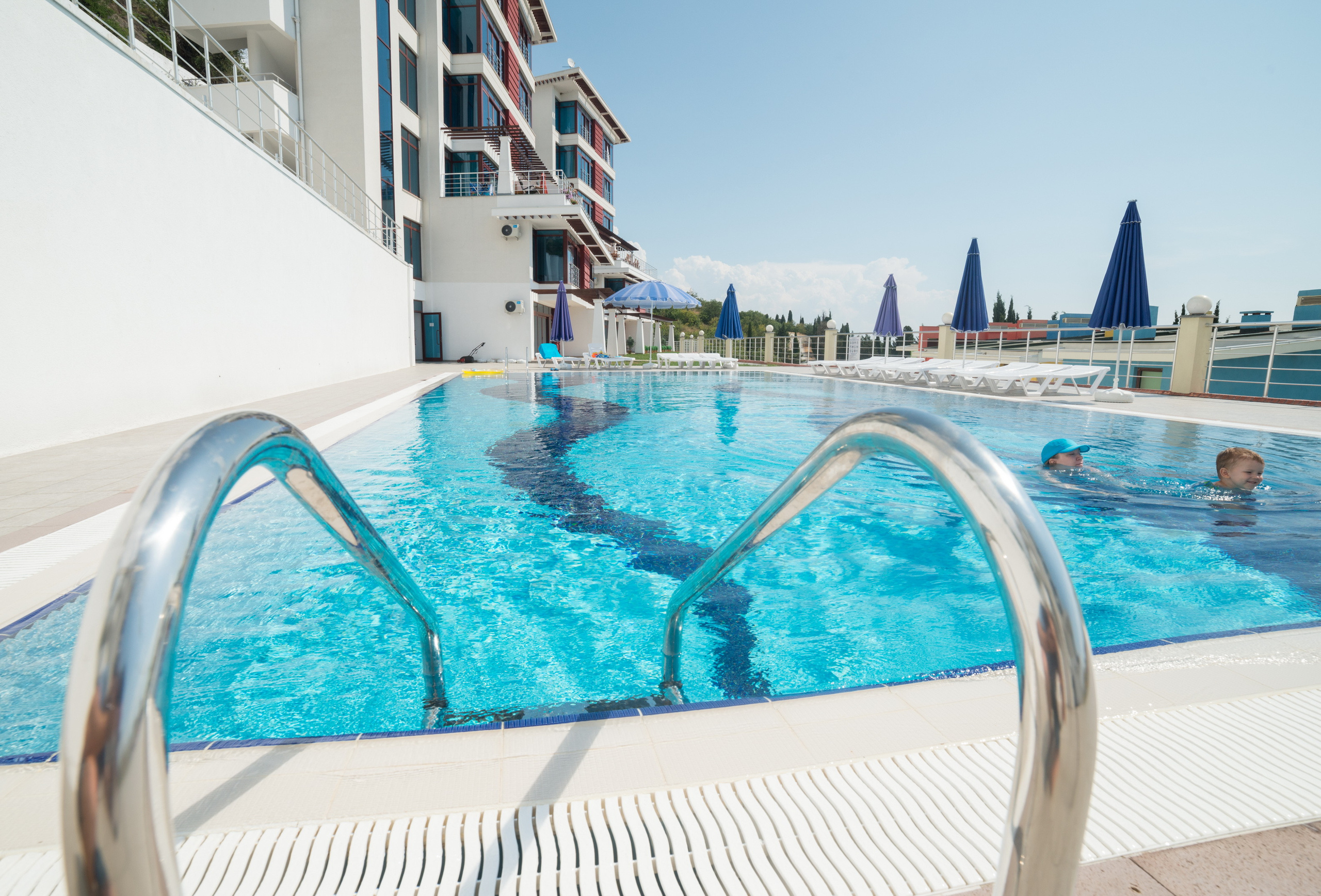 Hotel con piscina. Photographer Aleksandr Rybintsev