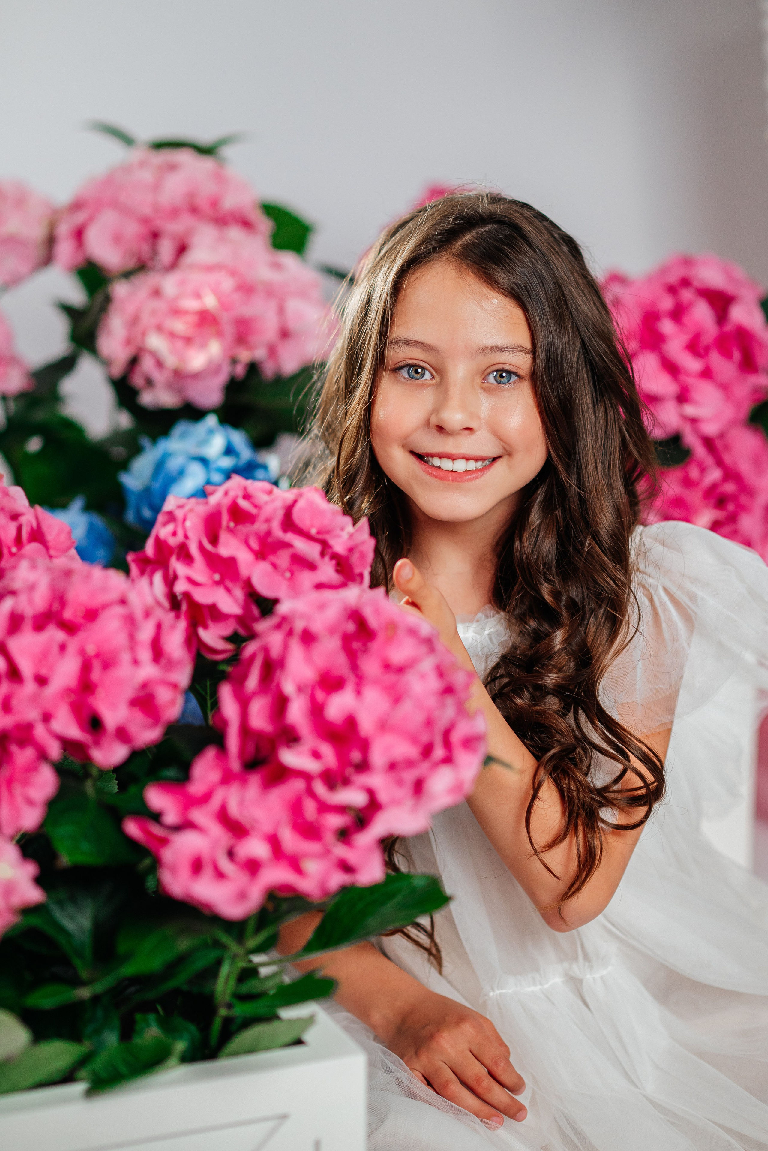 Вероника и гортензии. Семейный фотограф в Краснодаре