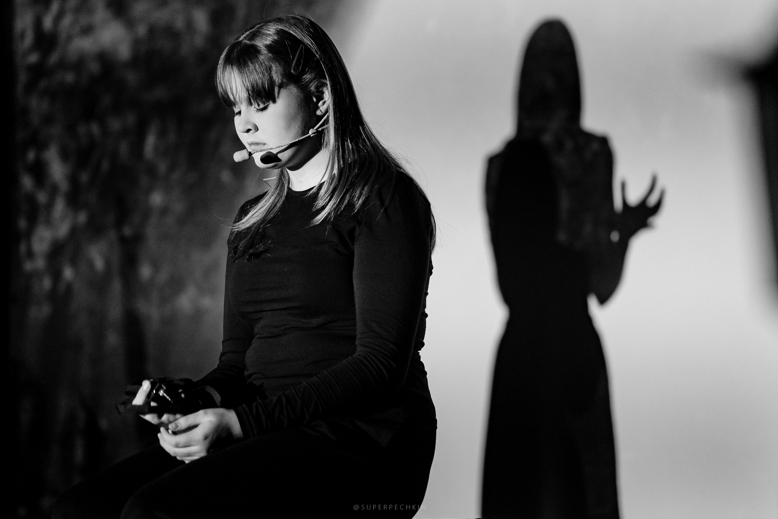 Сцена. Фотограф, видеограф и пилот квадрокоптера