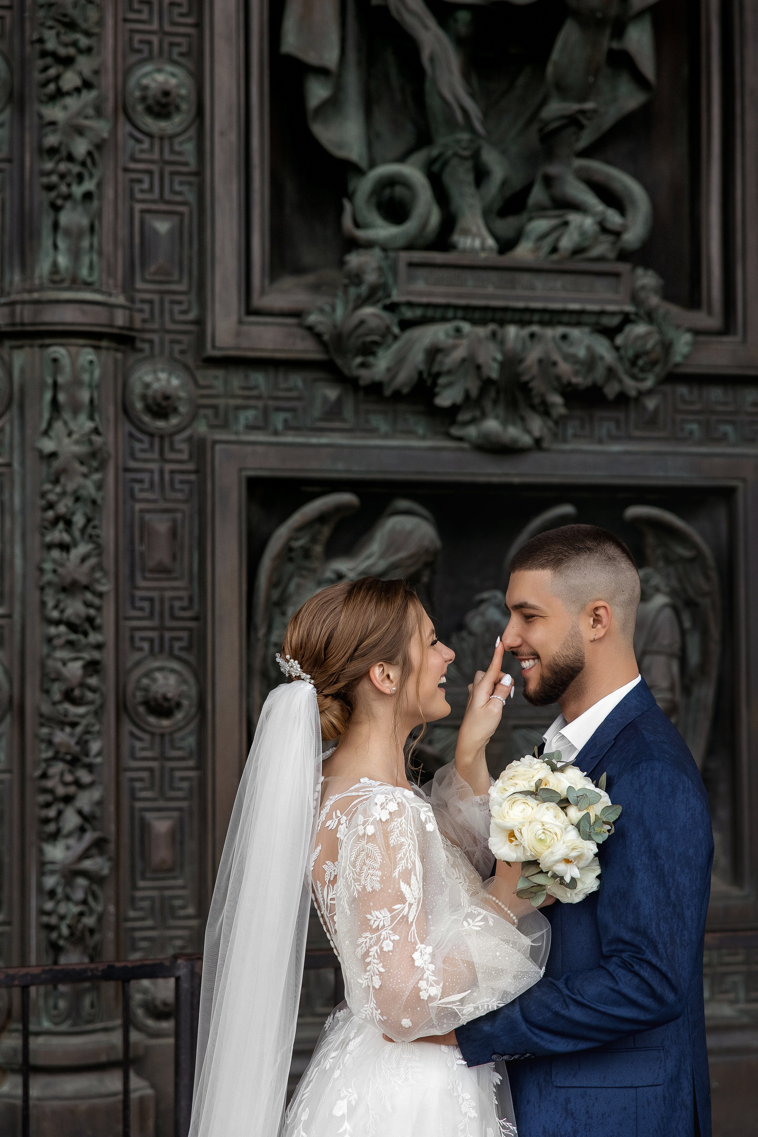 Милый портрет свадебной пары у ворот Исаакиевского собора
