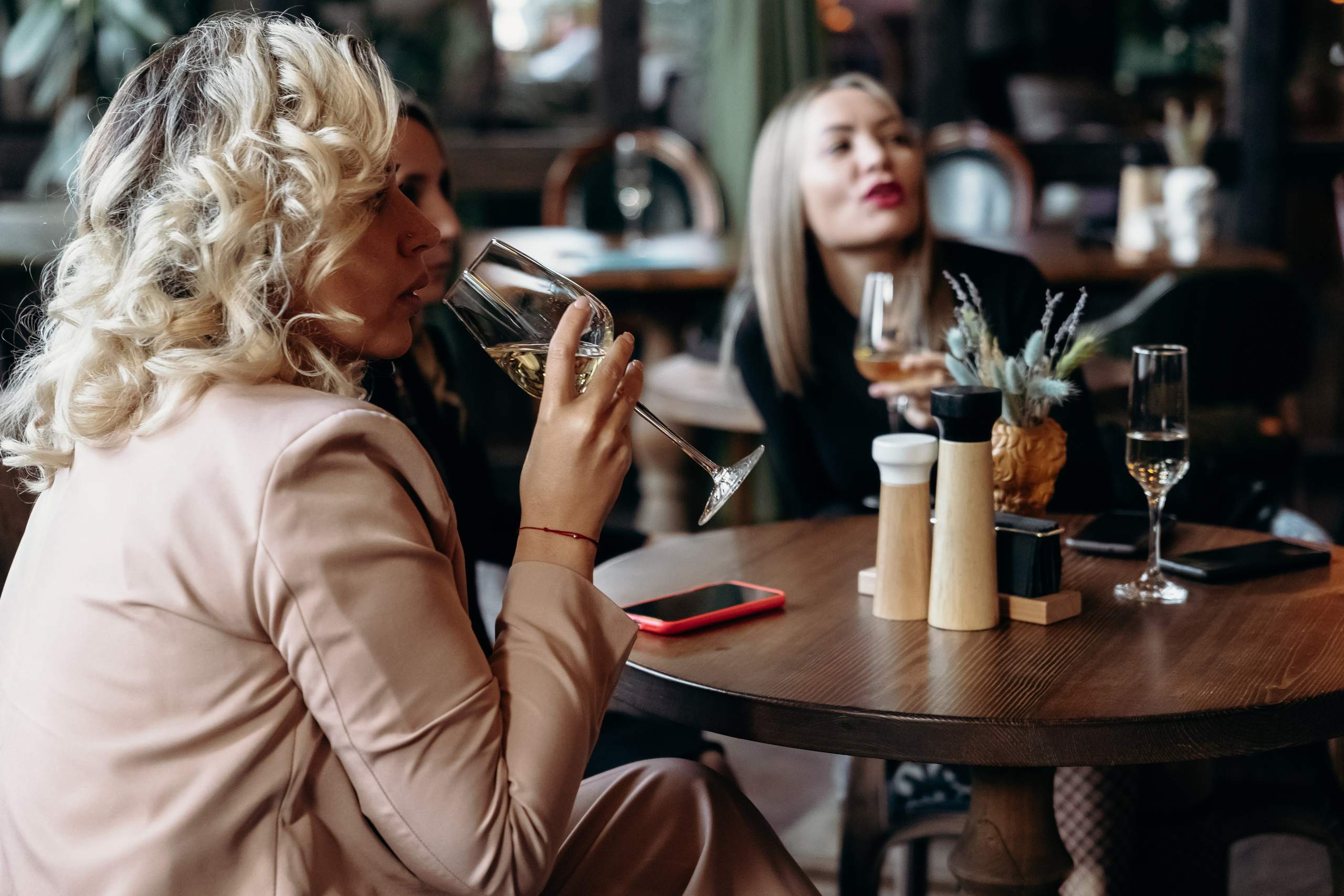 Александр и Елена (сборы, ресторан). Фотограф свадебный семейный в Красноярске Шукшина Наталья