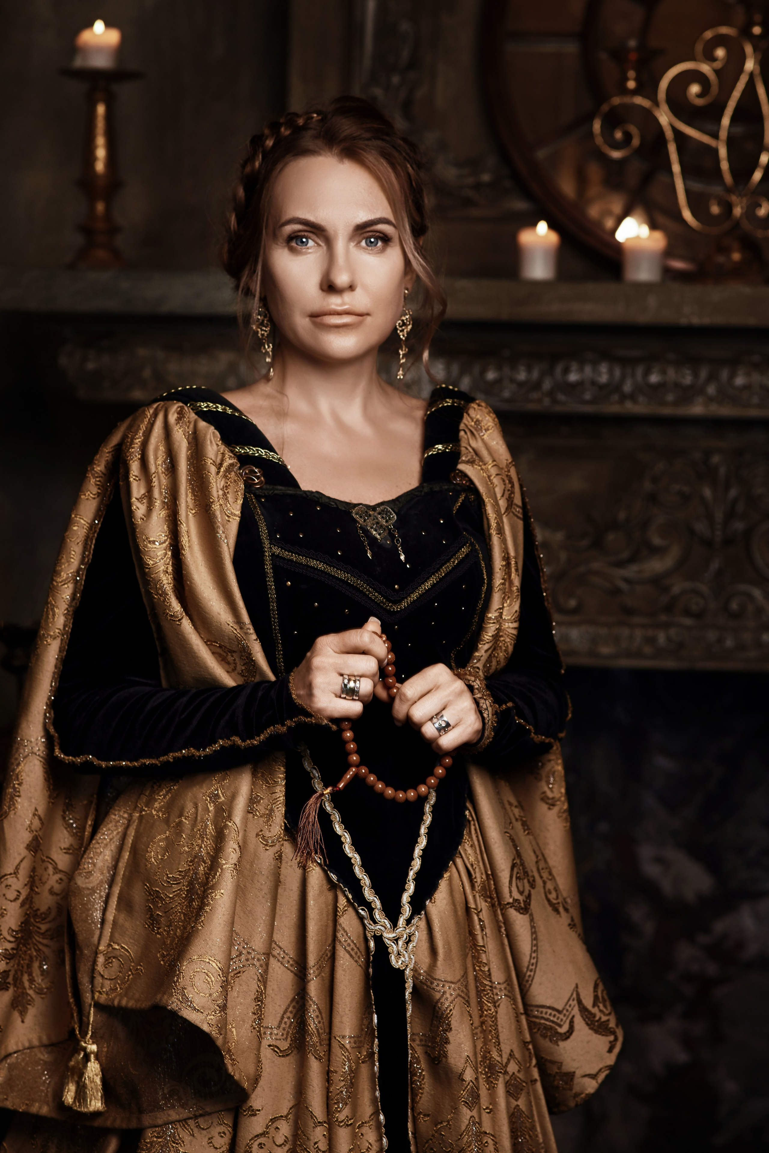 Женская фотосессия в платье 17 века в замке