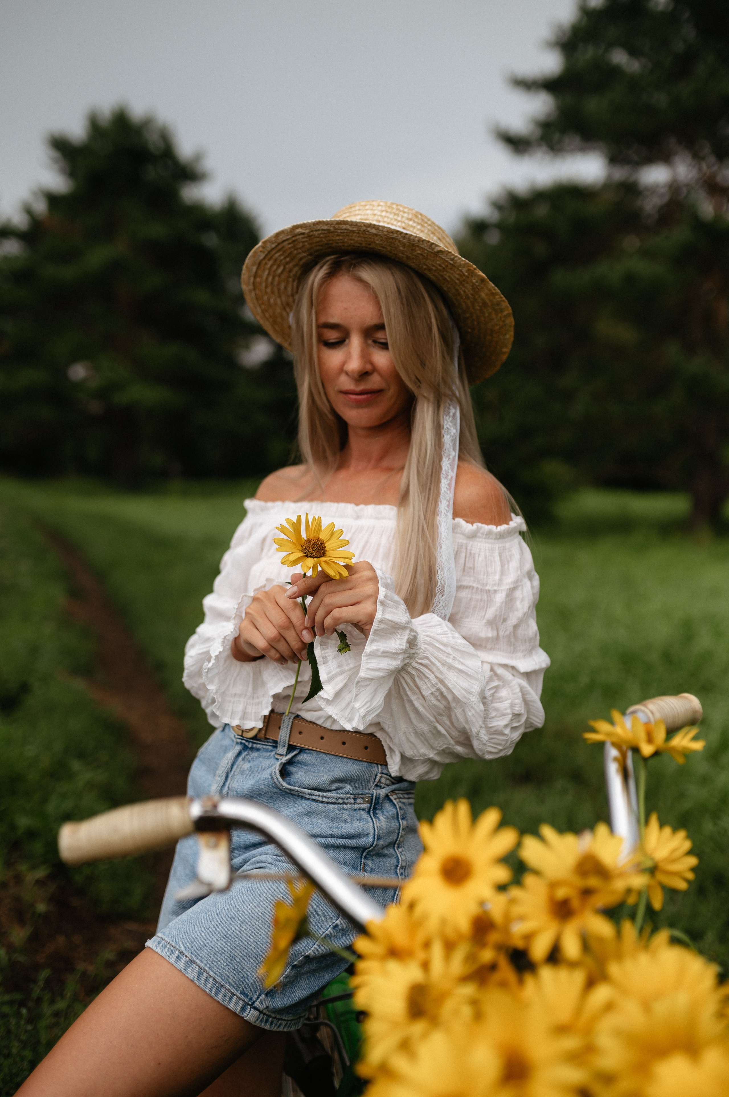 В поле с велосипедом. Главная