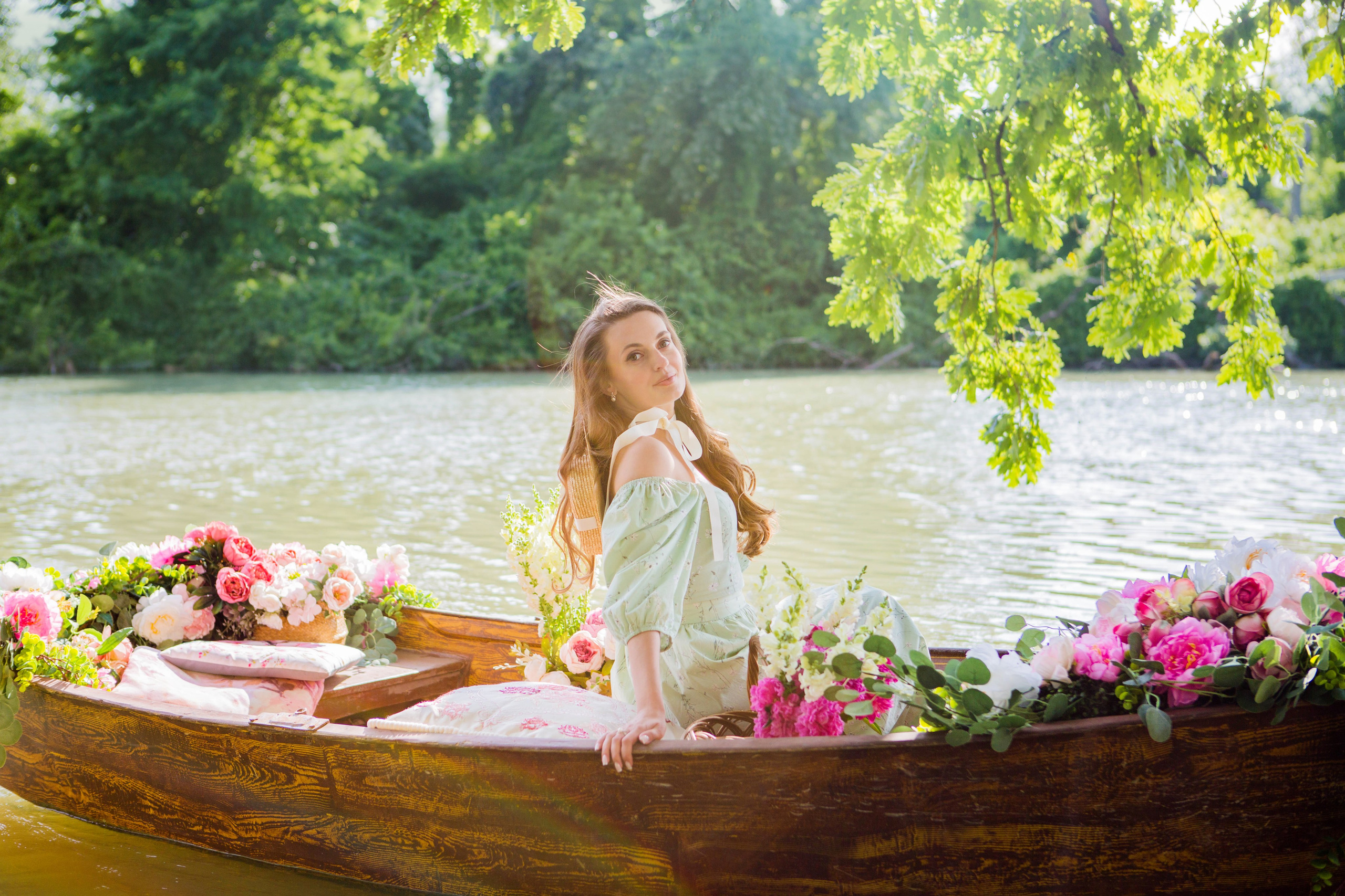 Лодка с пионами. Свадебный семейный и детский фотограф в Краснодаре Карина Федоровская