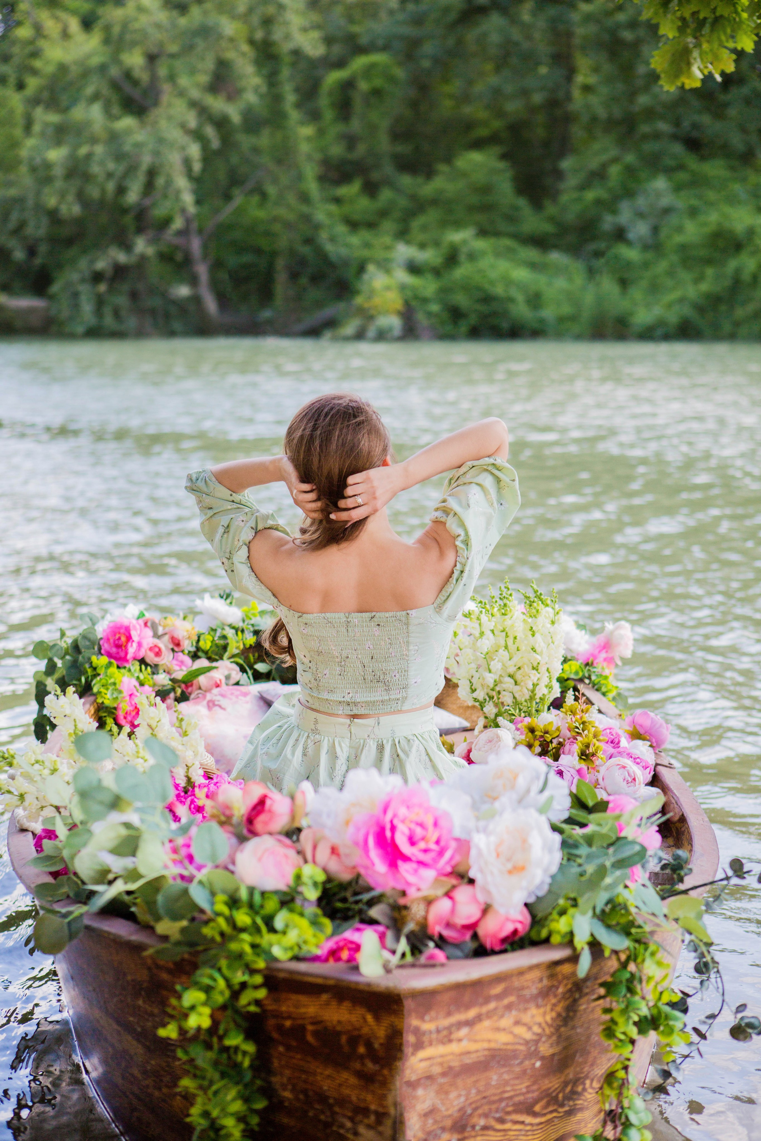 Лодка с пионами. Свадебный семейный и детский фотограф в Краснодаре Карина Федоровская