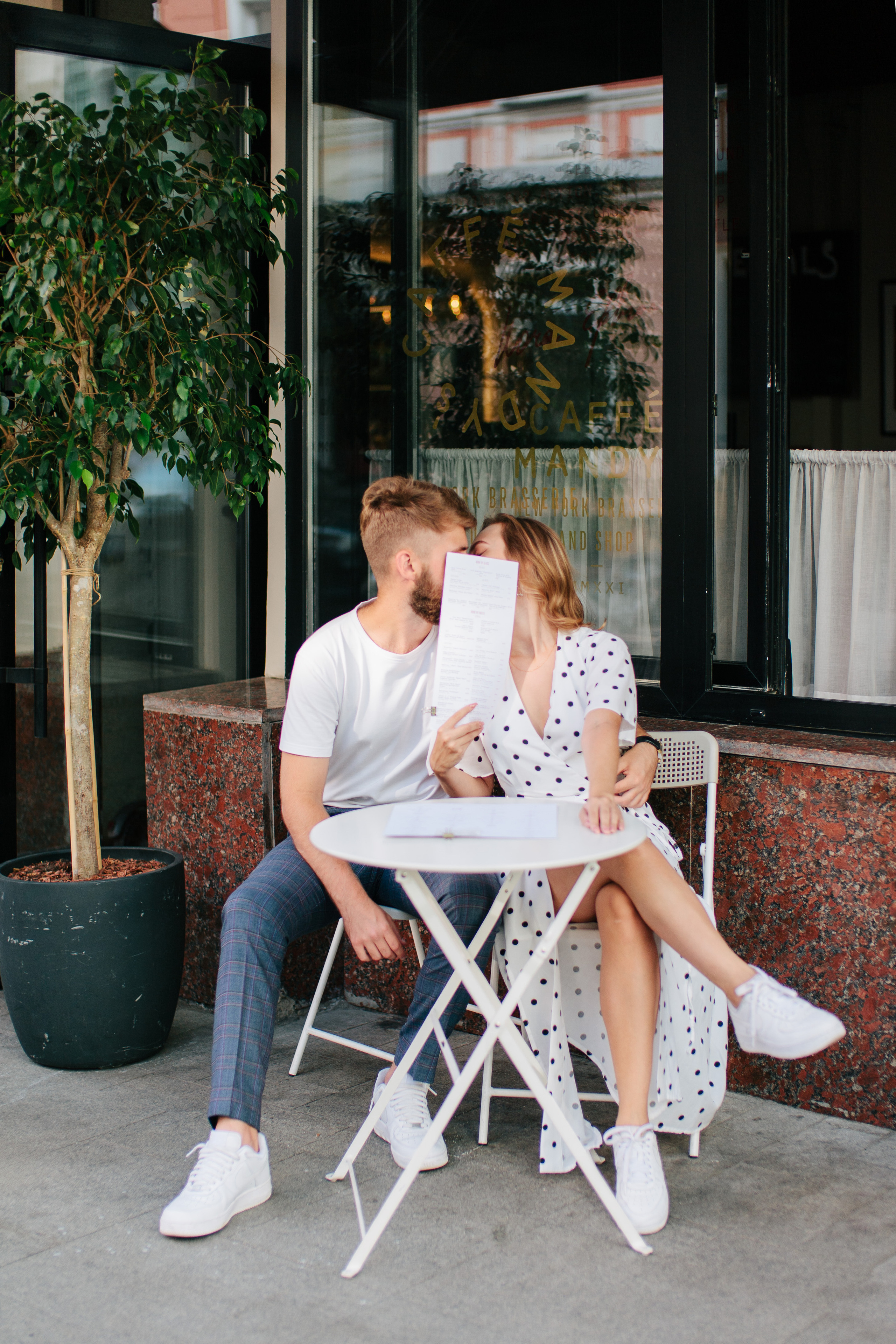 Лавстори в Москве фотограф, прогулка по Чистым Прудам, кафе Mandys