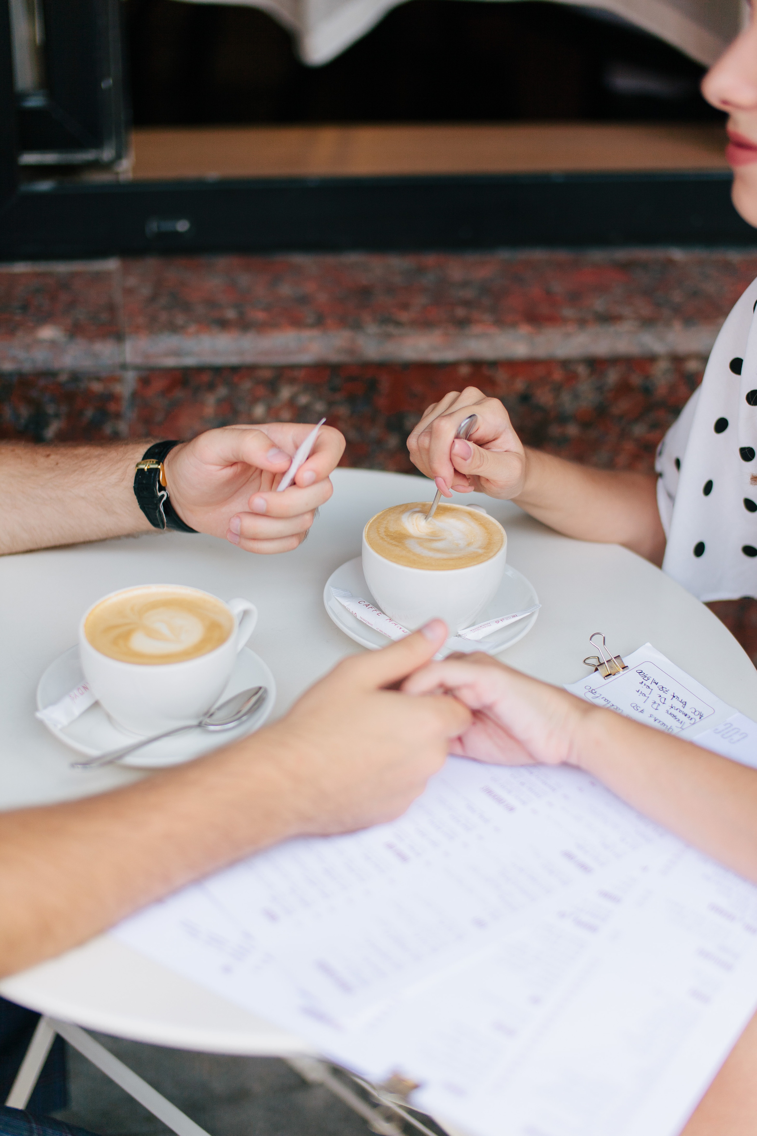 Лавстори в Москве фотограф, прогулка по Чистым Прудам, кафе Mandys