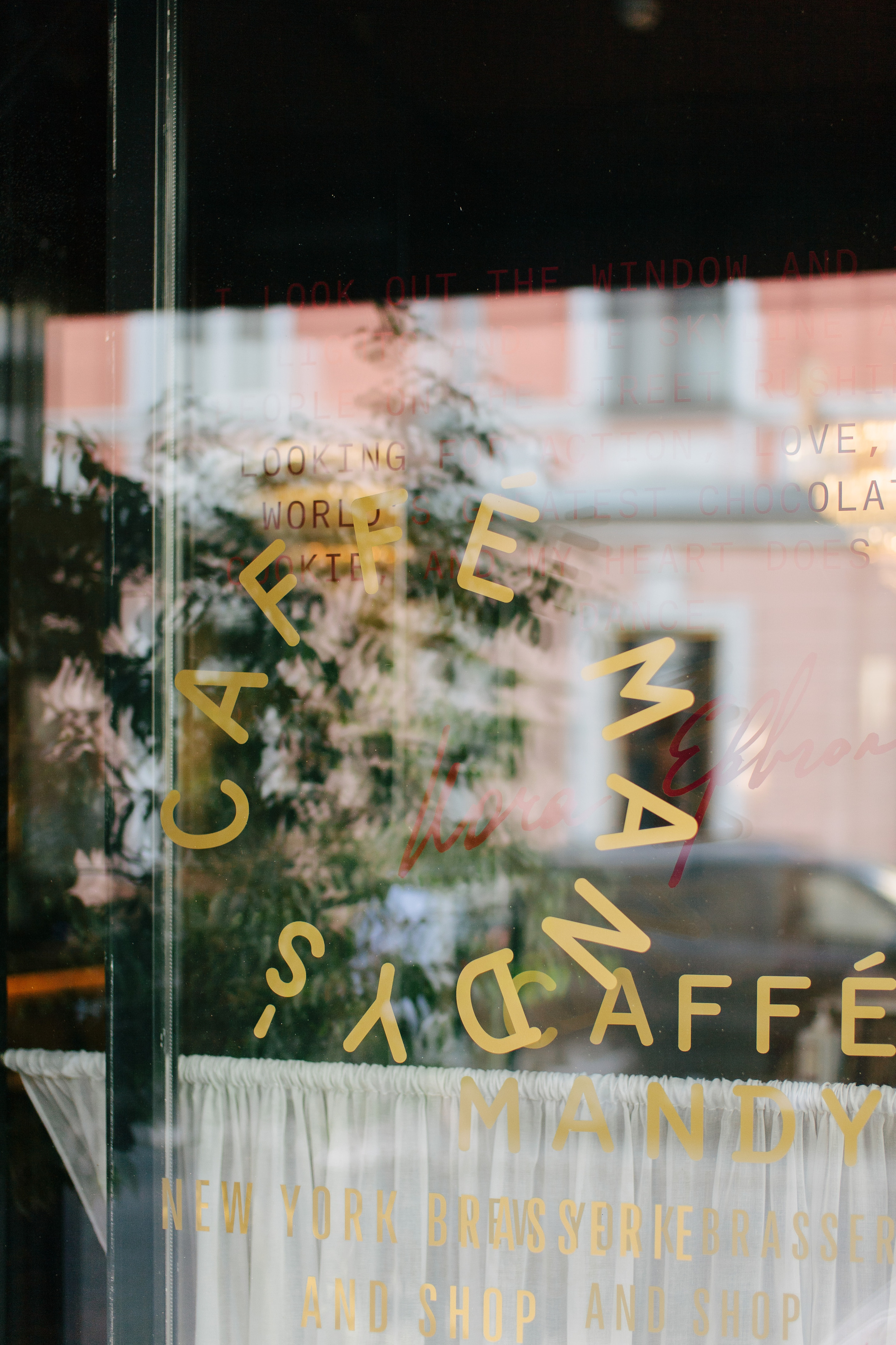 Лавстори в Москве фотограф, прогулка по Чистым Прудам, кафе Mandys