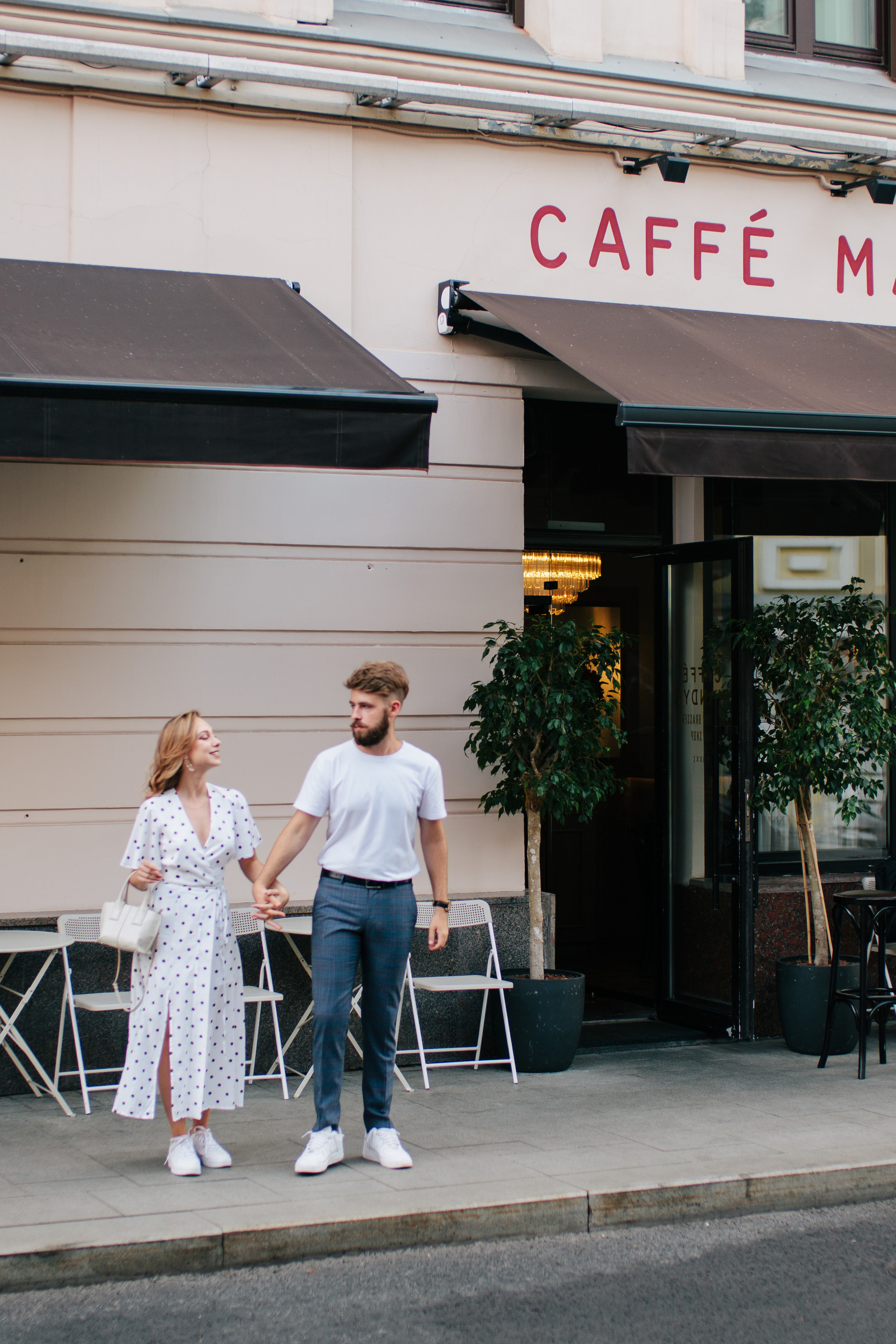 Лавстори в Москве фотограф, прогулка по Чистым Прудам, кафе Mandys