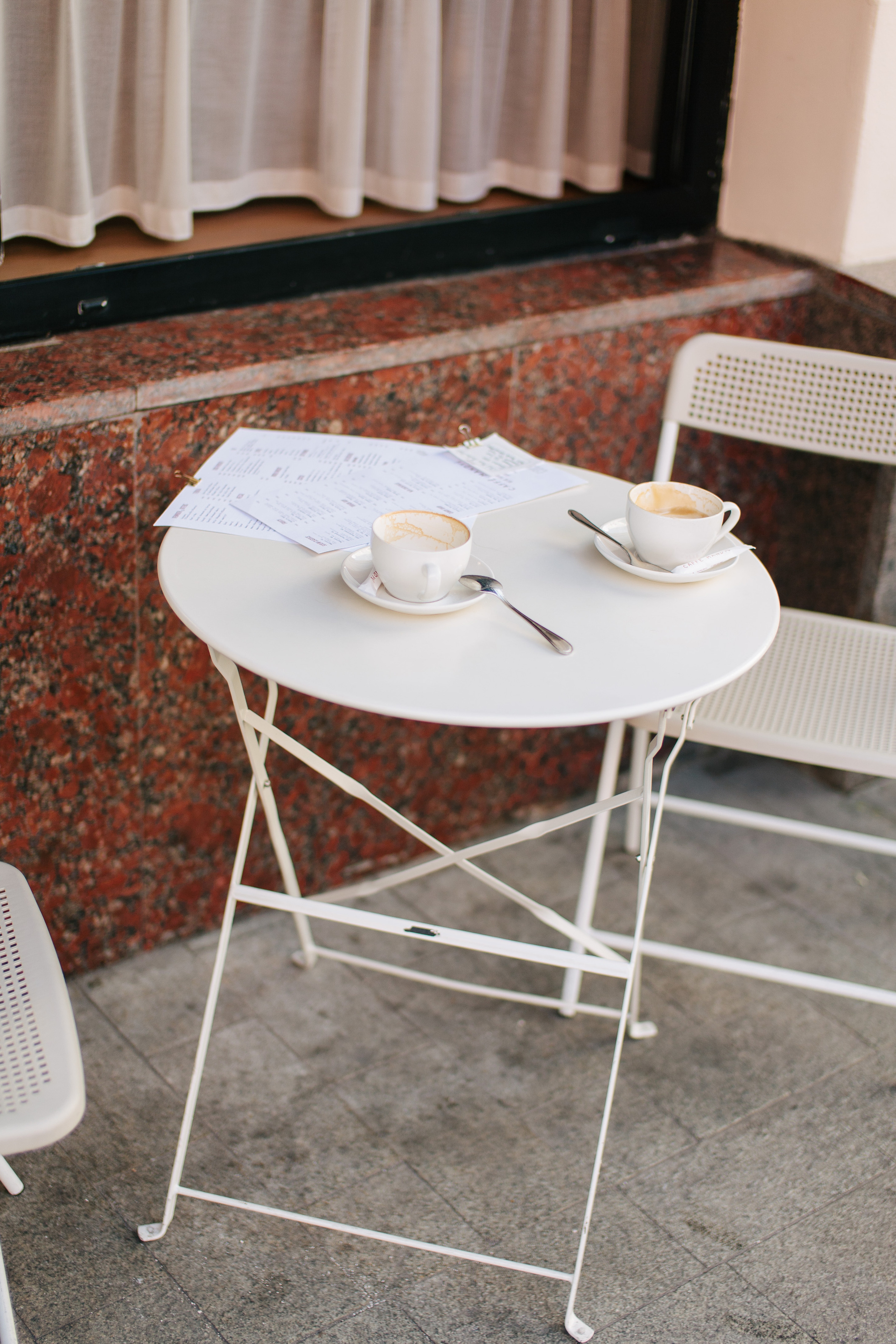 Лавстори в Москве фотограф, прогулка по Чистым Прудам, кафе Mandys