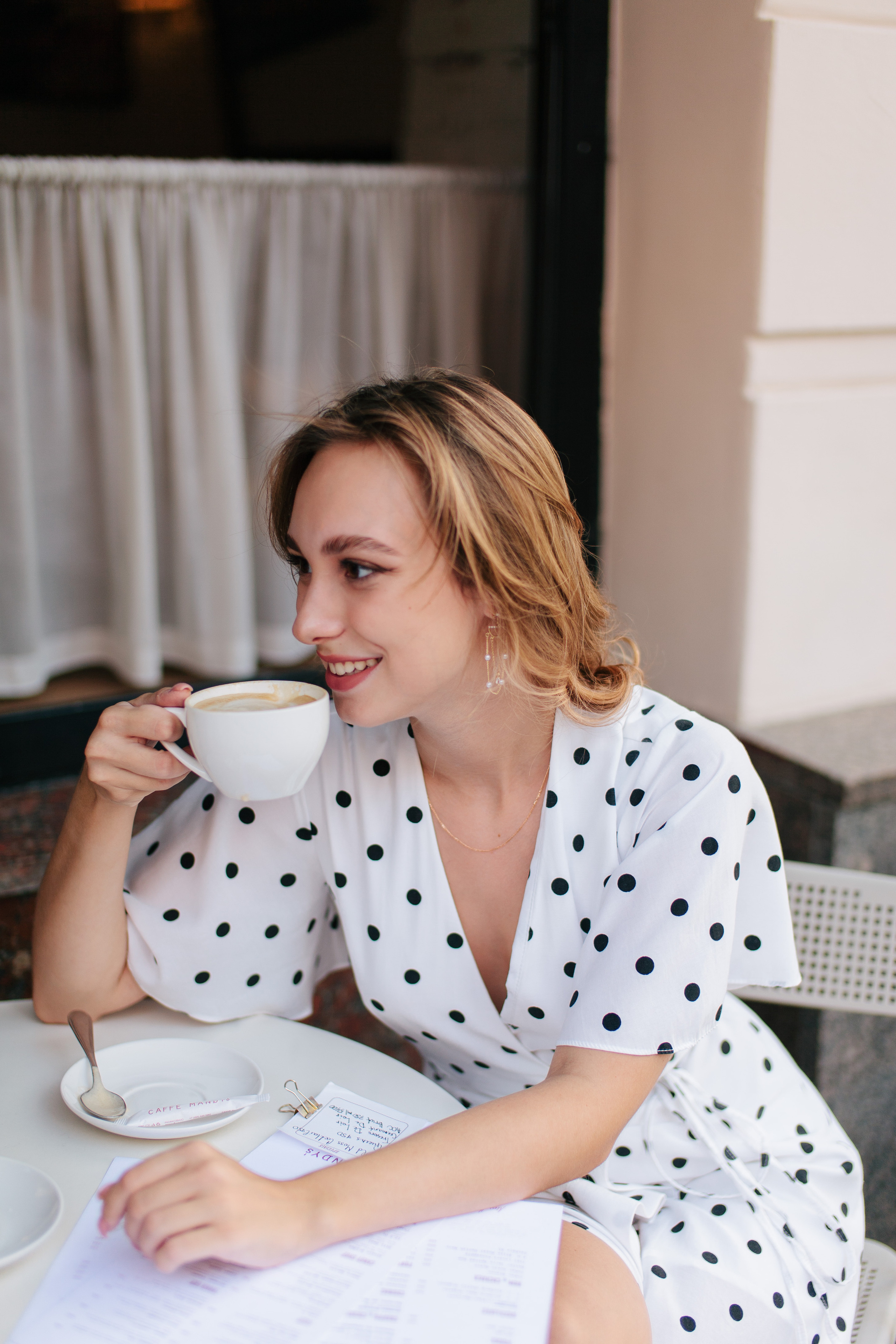 Лавстори в Москве фотограф, прогулка по Чистым Прудам, кафе Mandys