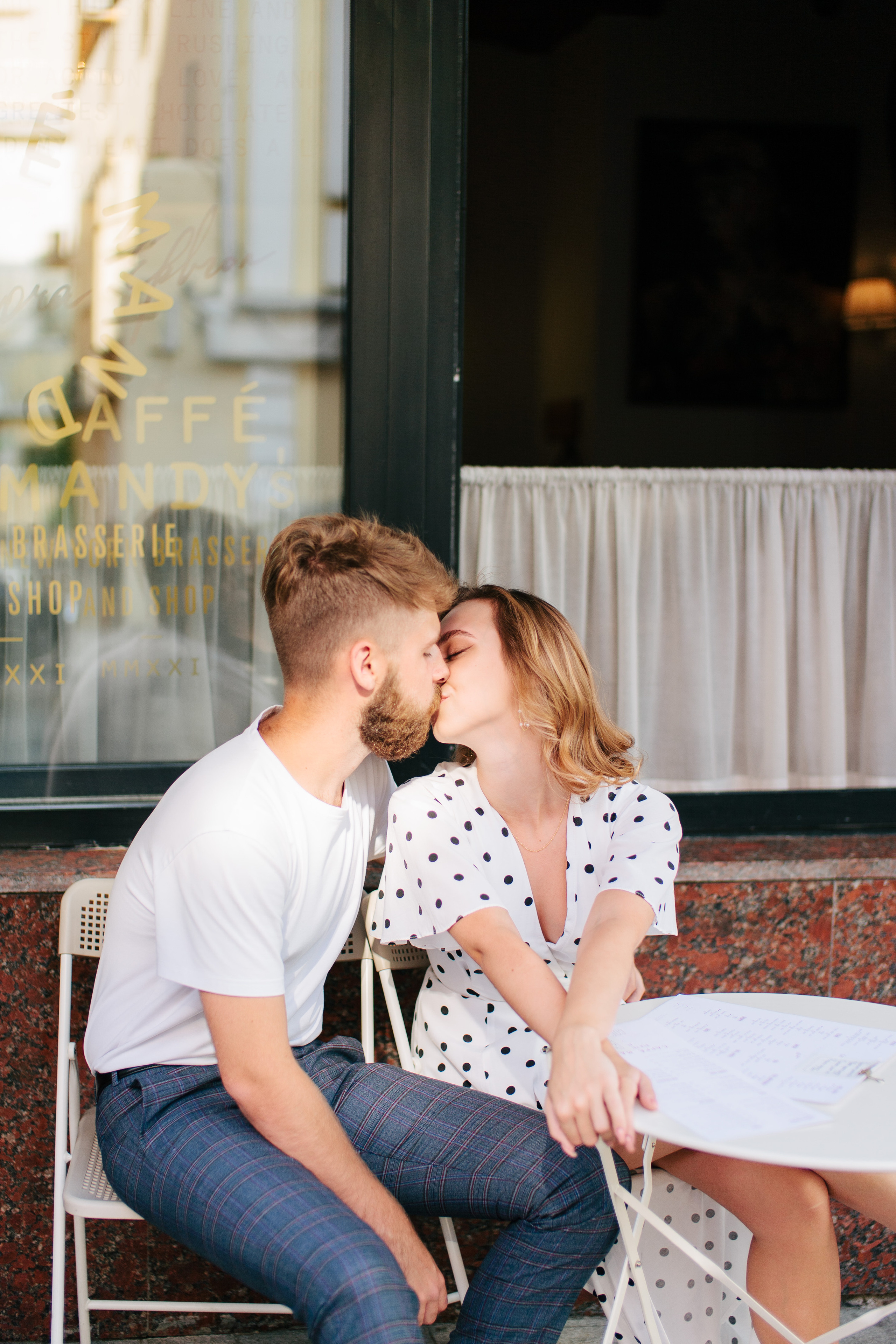 Лавстори в Москве фотограф, прогулка по Чистым Прудам, кафе Mandys