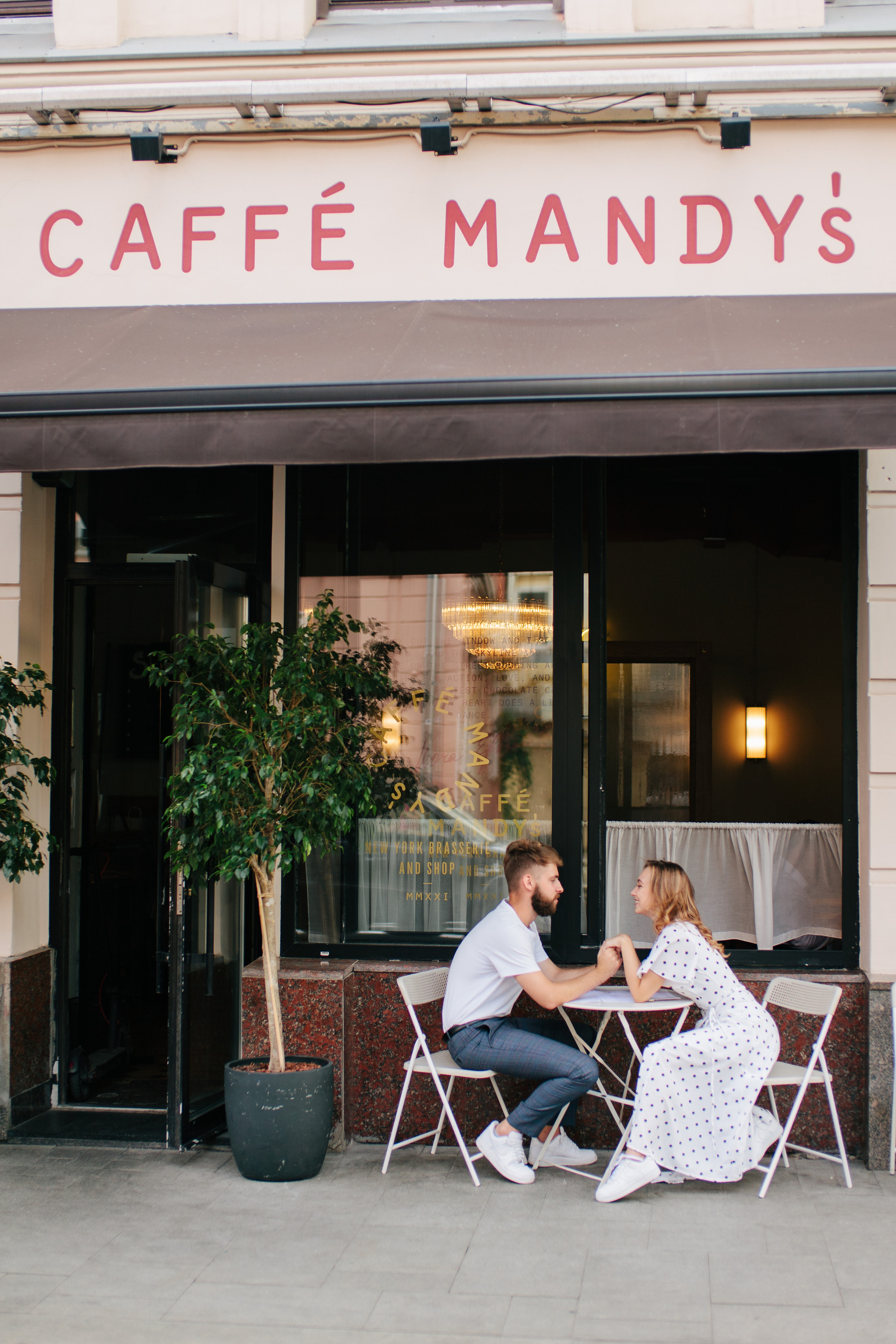 Лавстори в Москве фотограф, прогулка по Чистым Прудам, кафе Mandys