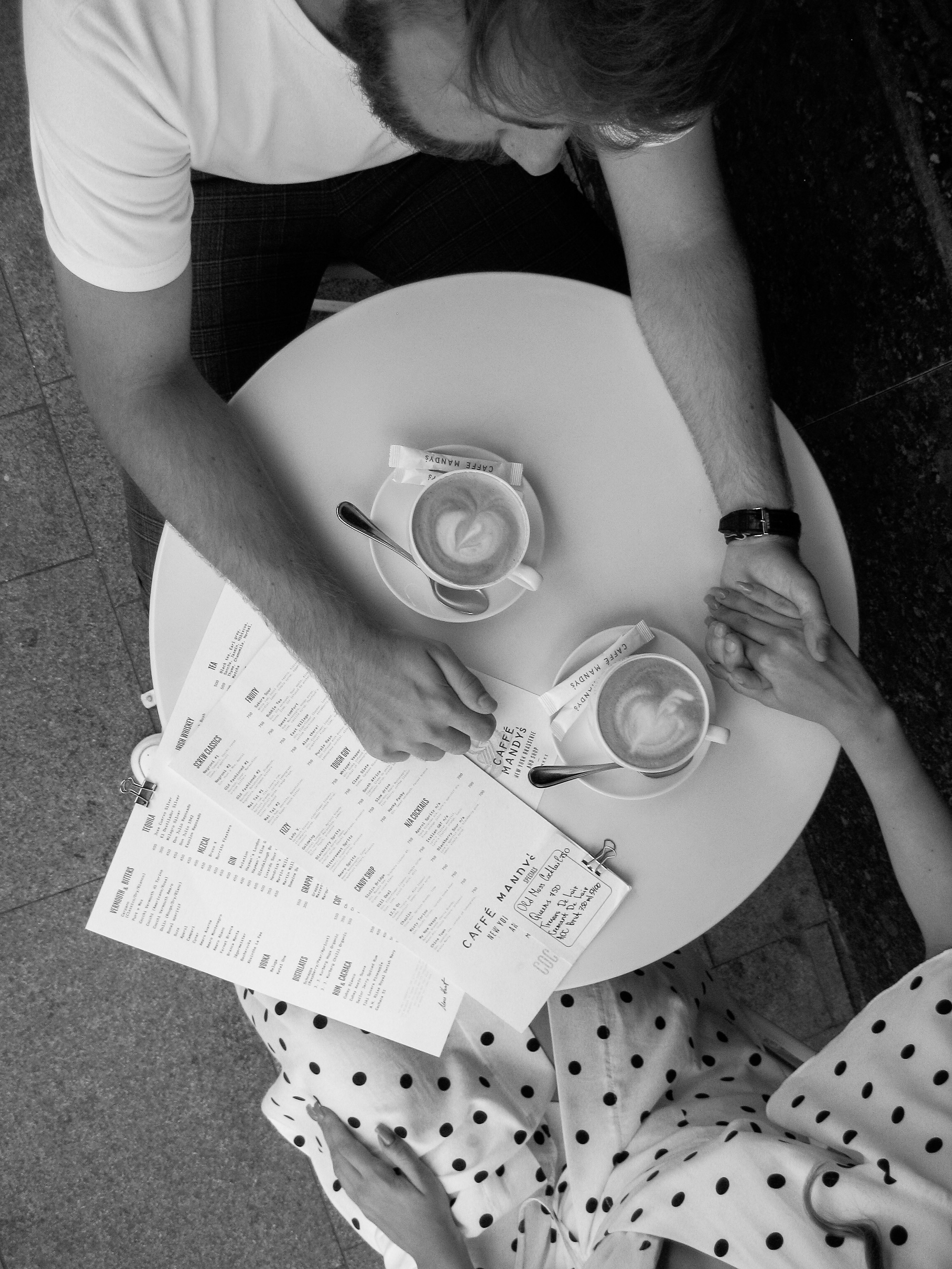 Лавстори в Москве фотограф, прогулка по Чистым Прудам, кафе Mandys