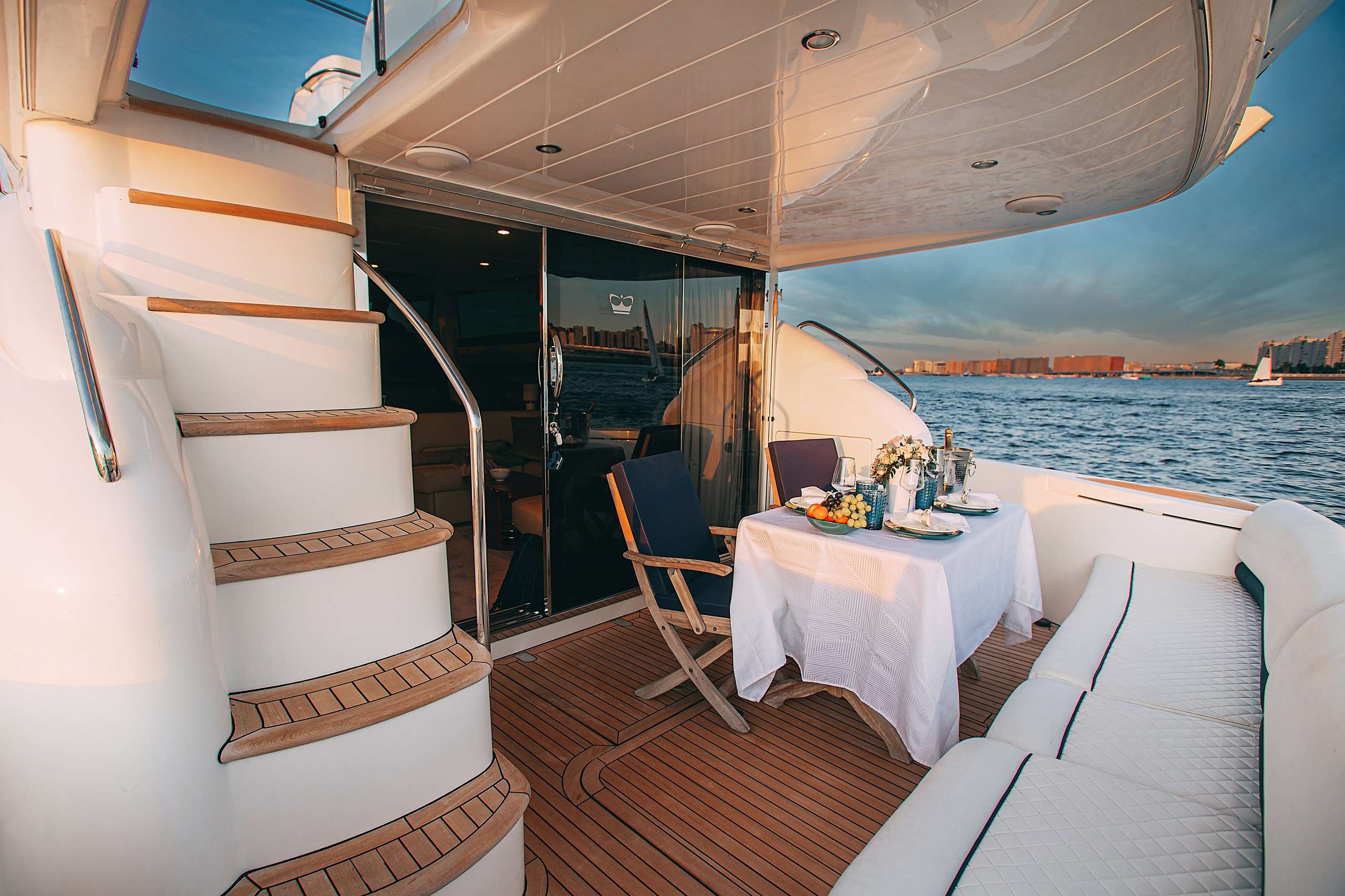 Яхта Princess 57 Esperanza. SPB Rent Boats|аренда катеров и теплоходов