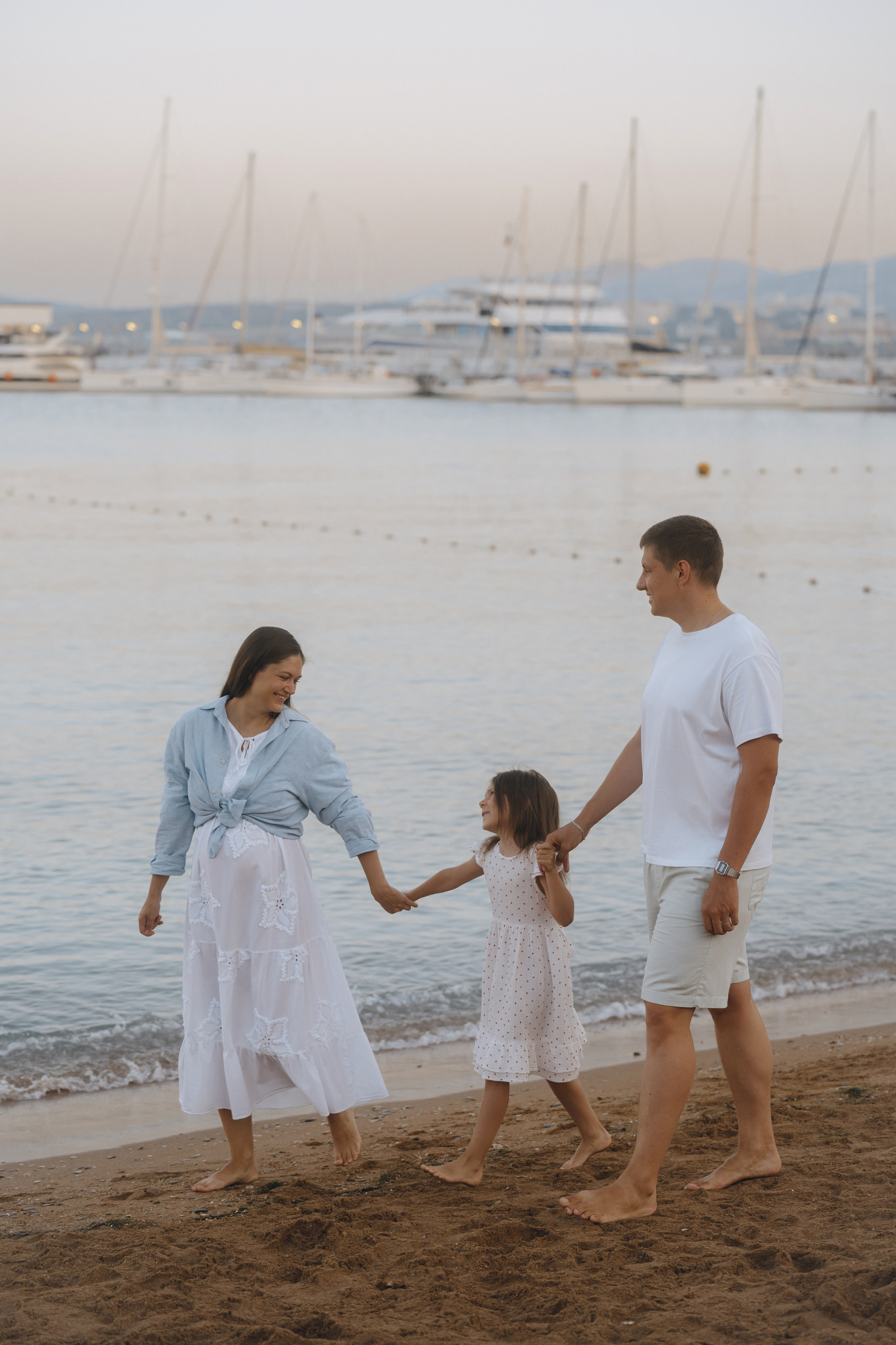 Фотограф в Анапе запечатлел волшебный момент - ребенок пускает мыльные пузыри на фоне заката, фотограф Анапа