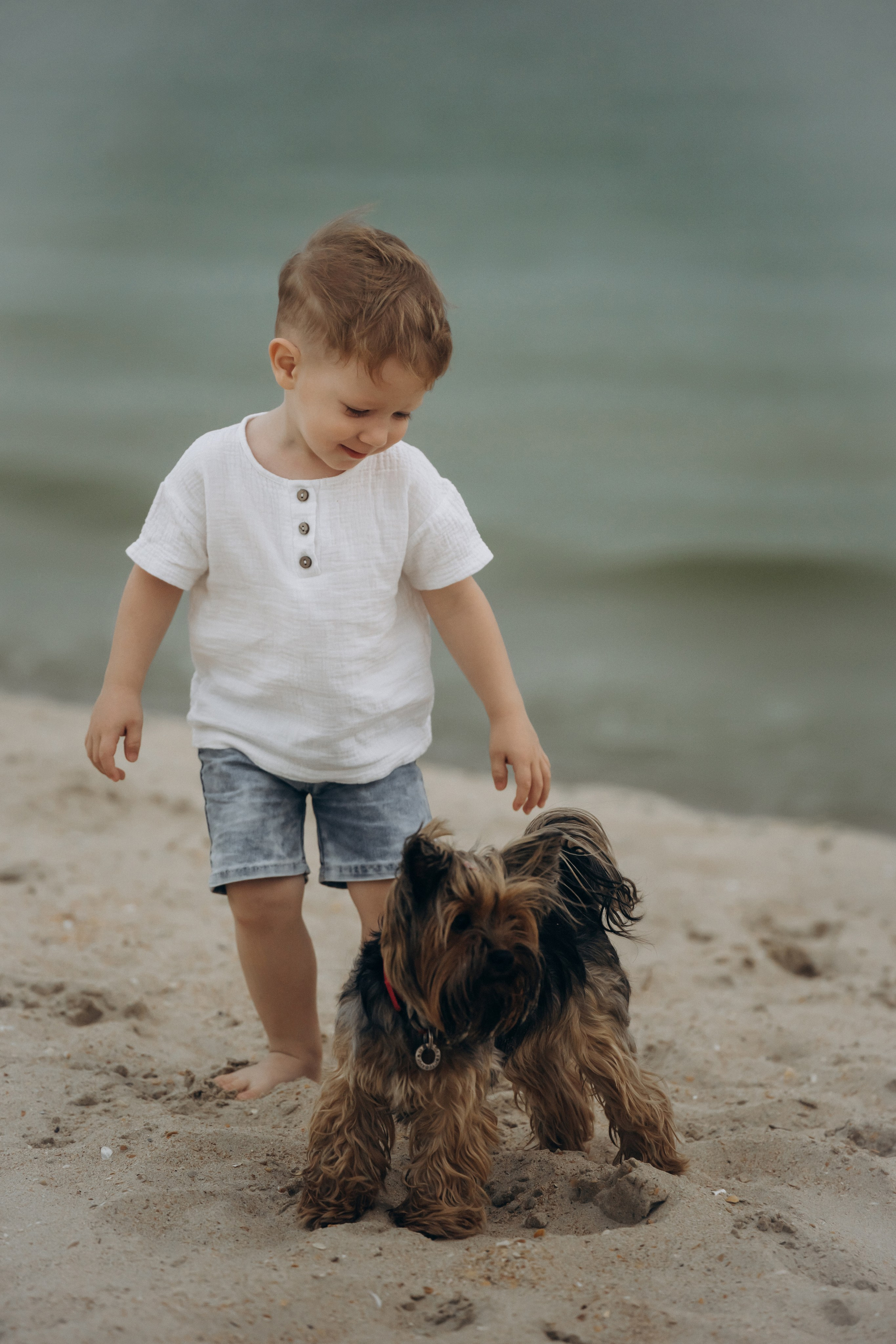 Фотограф Голубицкая сняла, как папа изображает "морское чудовище", а сыновья "спасаются" за мамой