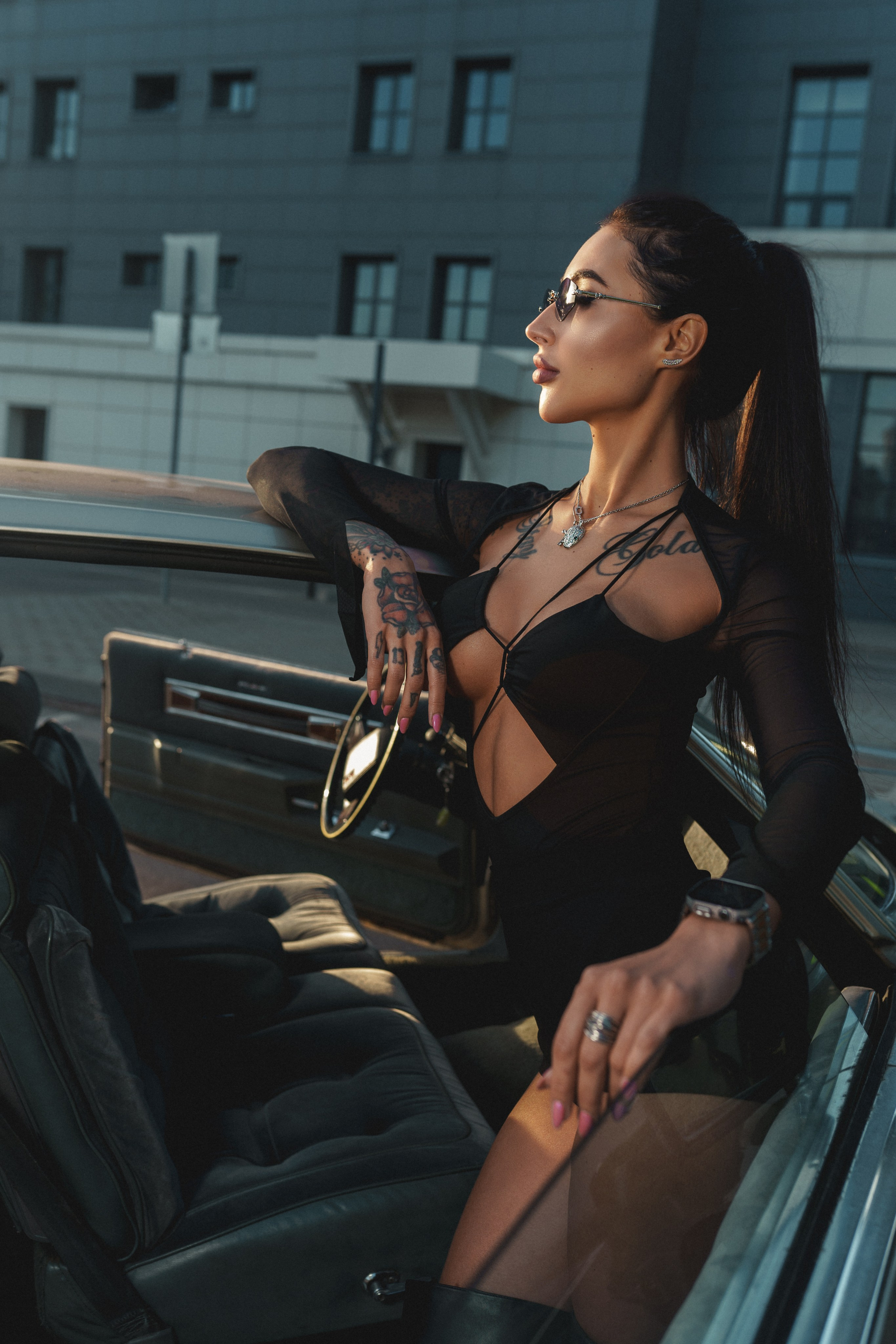 Урбан-гламур: фотосессия на парковке с тату-моделью
