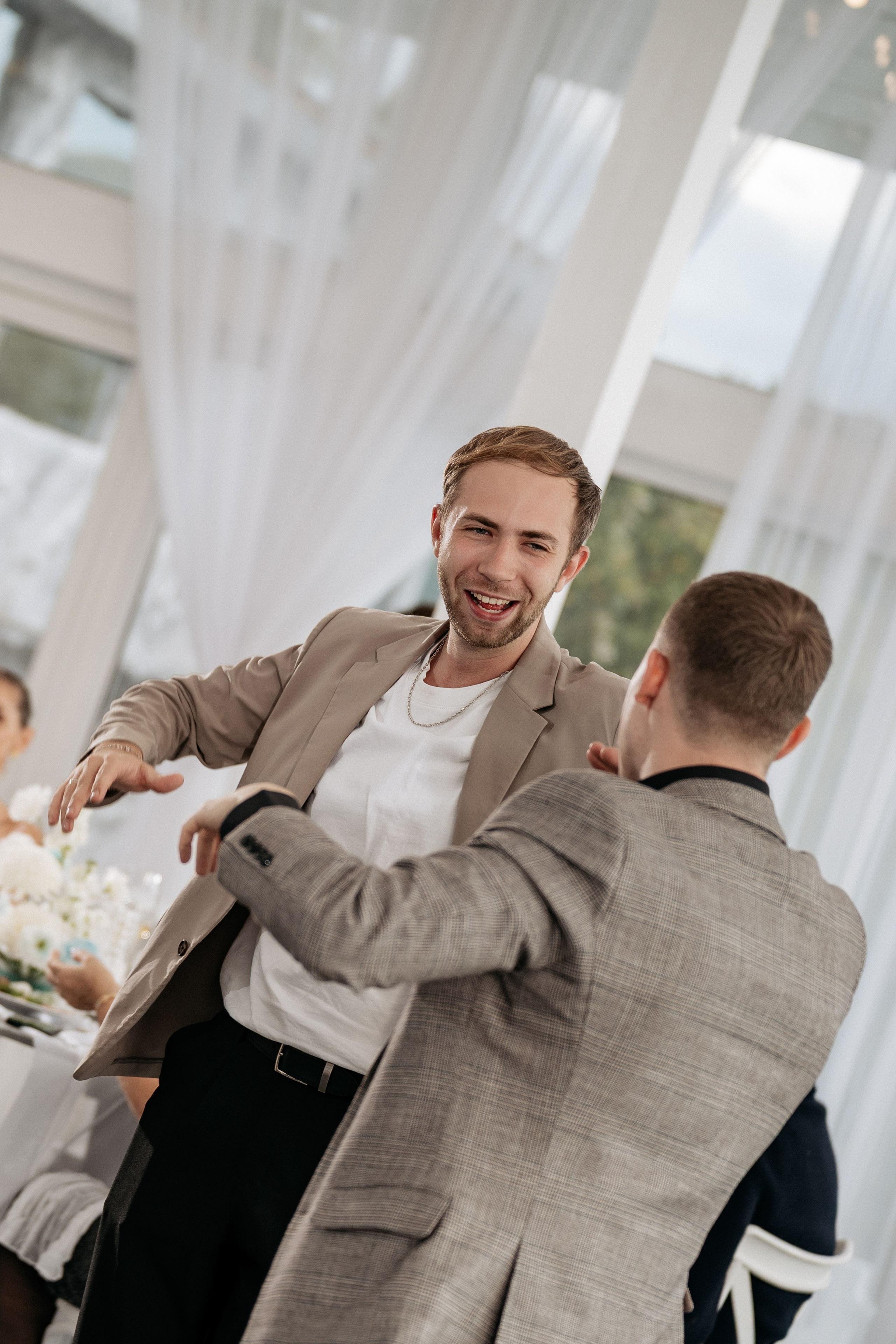 Фотограф в Геленджике создает портретную галерею молодоженов с видом на море.
