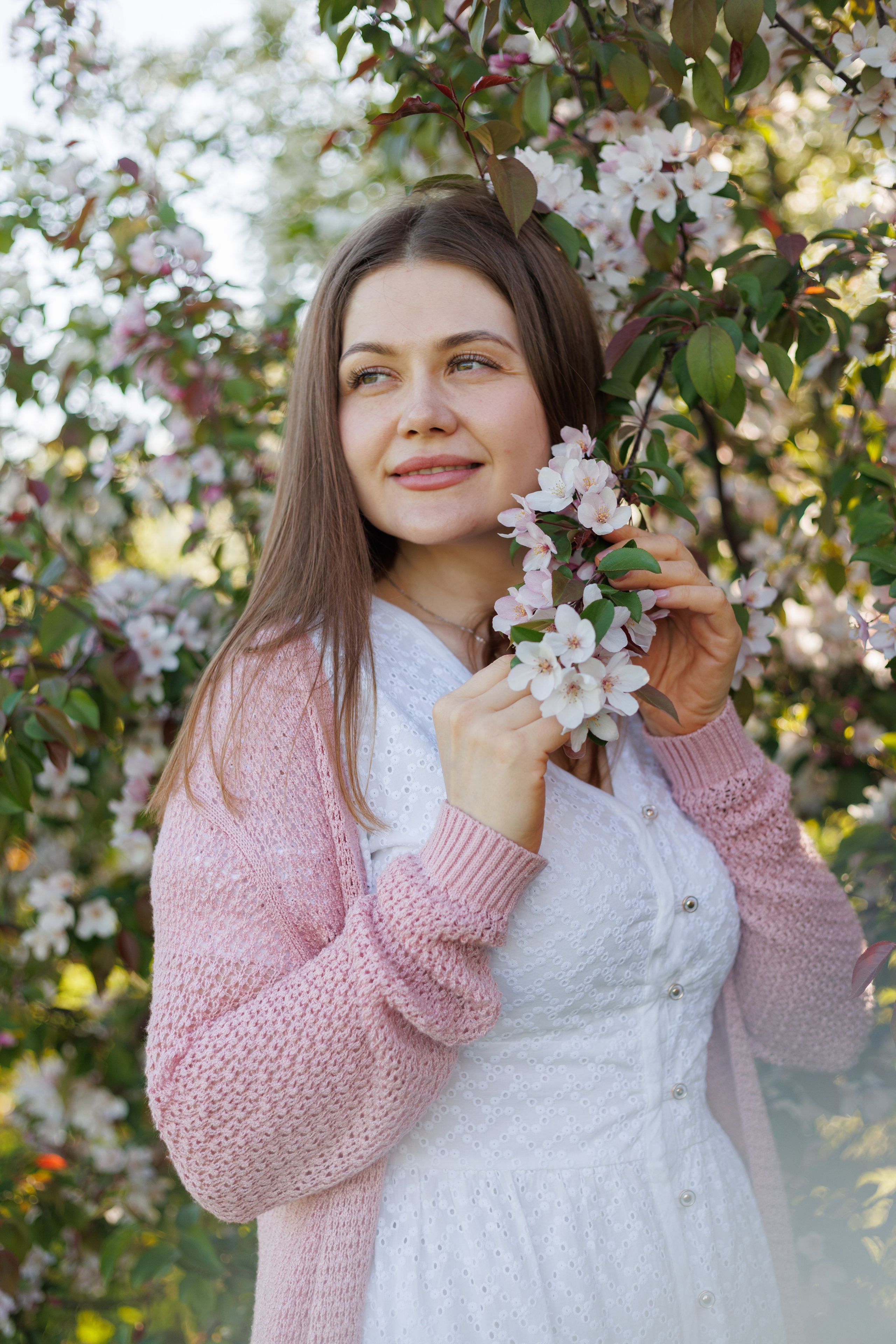 Фотосессия в цветущих яблонях. Семейный фотограф г. Тюмень