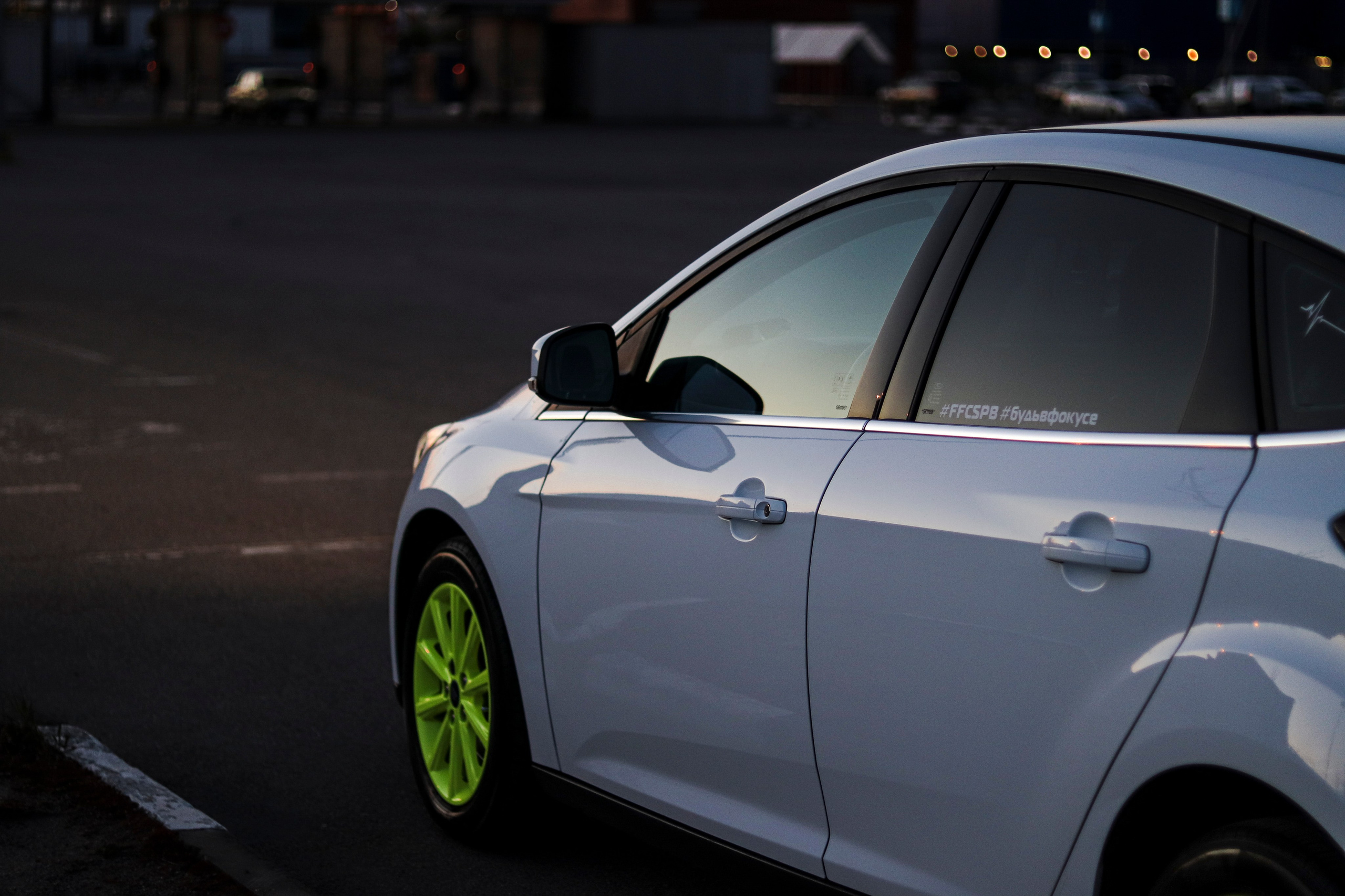 Ford Focus и Волга у ТРК Лето. Ивентный фотограф в Санкт-Петербурге Олег Комков