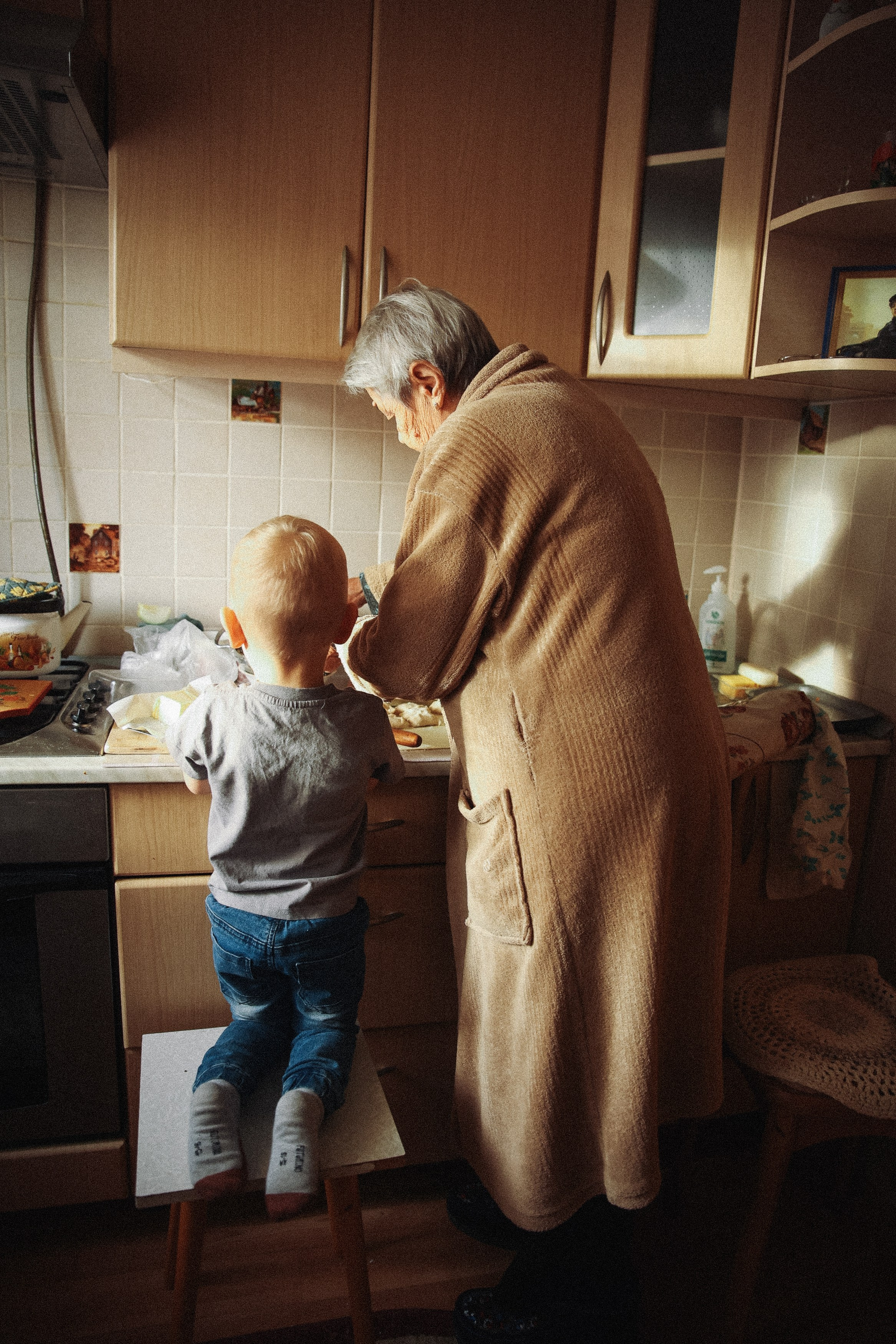 Семейная фотосессия домашняя фотосессия бабушка в гостях у бабушки. Фотограф Владимир Москва