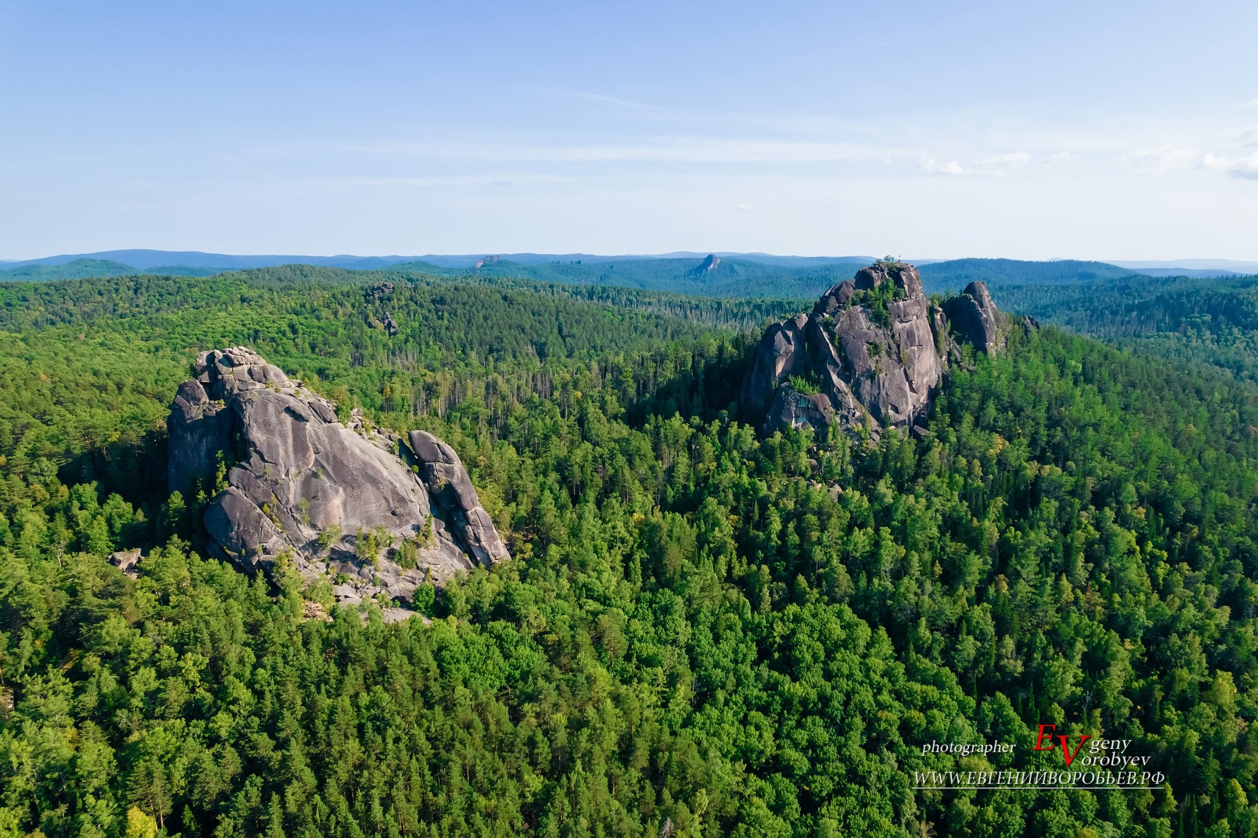 Экскурсия национальный парк заповедник Красноярские столбы цена заказать забронировать фото тур интересные места достопримечательности что посмотреть где побывать в Красноярске  Туристический маршрут центральные столбы скала Перья Дед Львиные ворота первый второй столб Фотосессия фотограф Красноярск природа пейзаж аэросъёмка с FPV дрона квадрокоптера