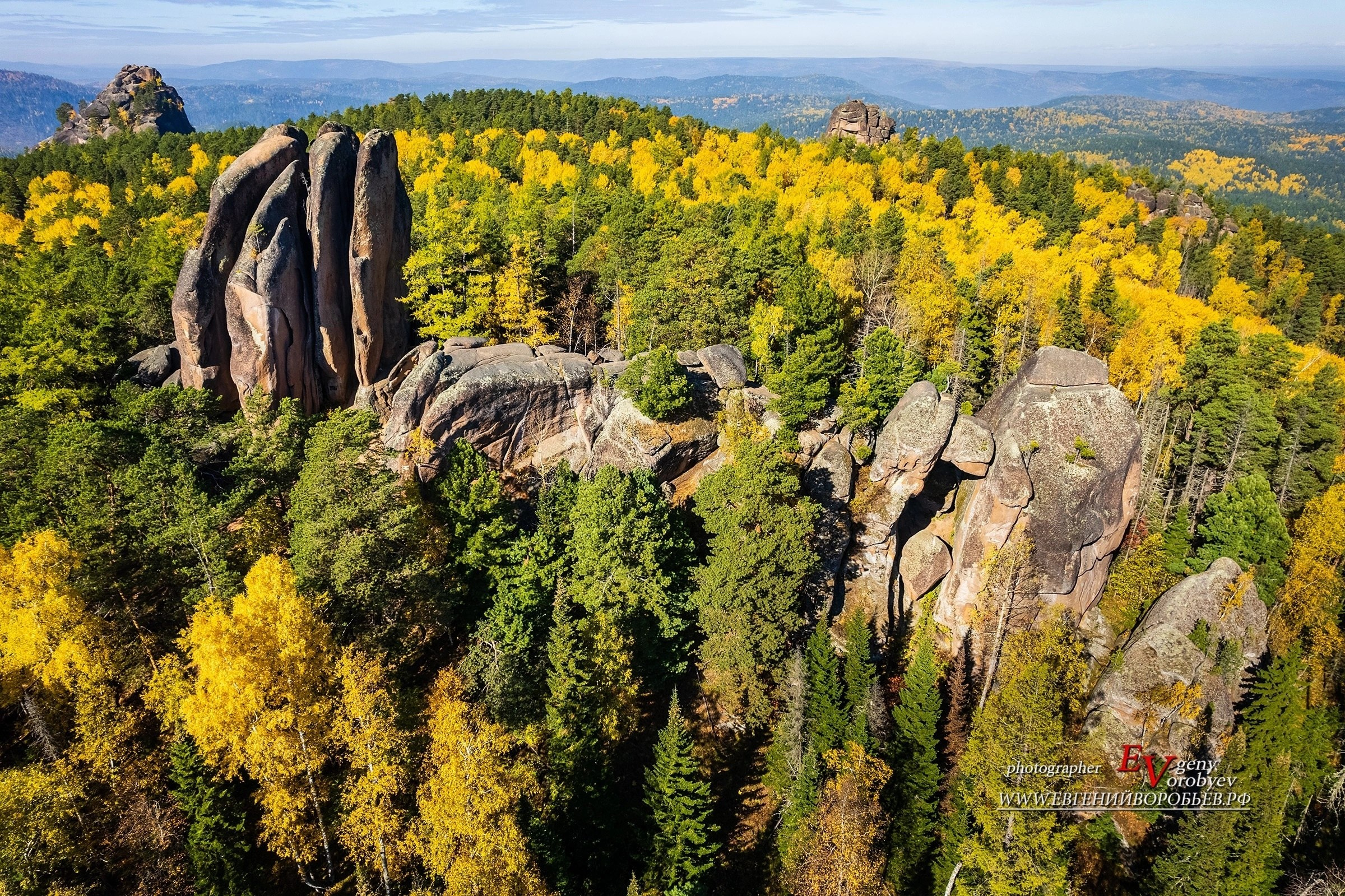 Экскурсия национальный парк заповедник Красноярские столбы цена заказать забронировать фото тур интересные места достопримечательности что посмотреть где побывать в Красноярске  Туристический маршрут центральные столбы скала Перья Дед Львиные ворота первый второй столб Фотосессия фотограф Красноярск природа пейзаж аэросъёмка с FPV дрона квадрокоптера