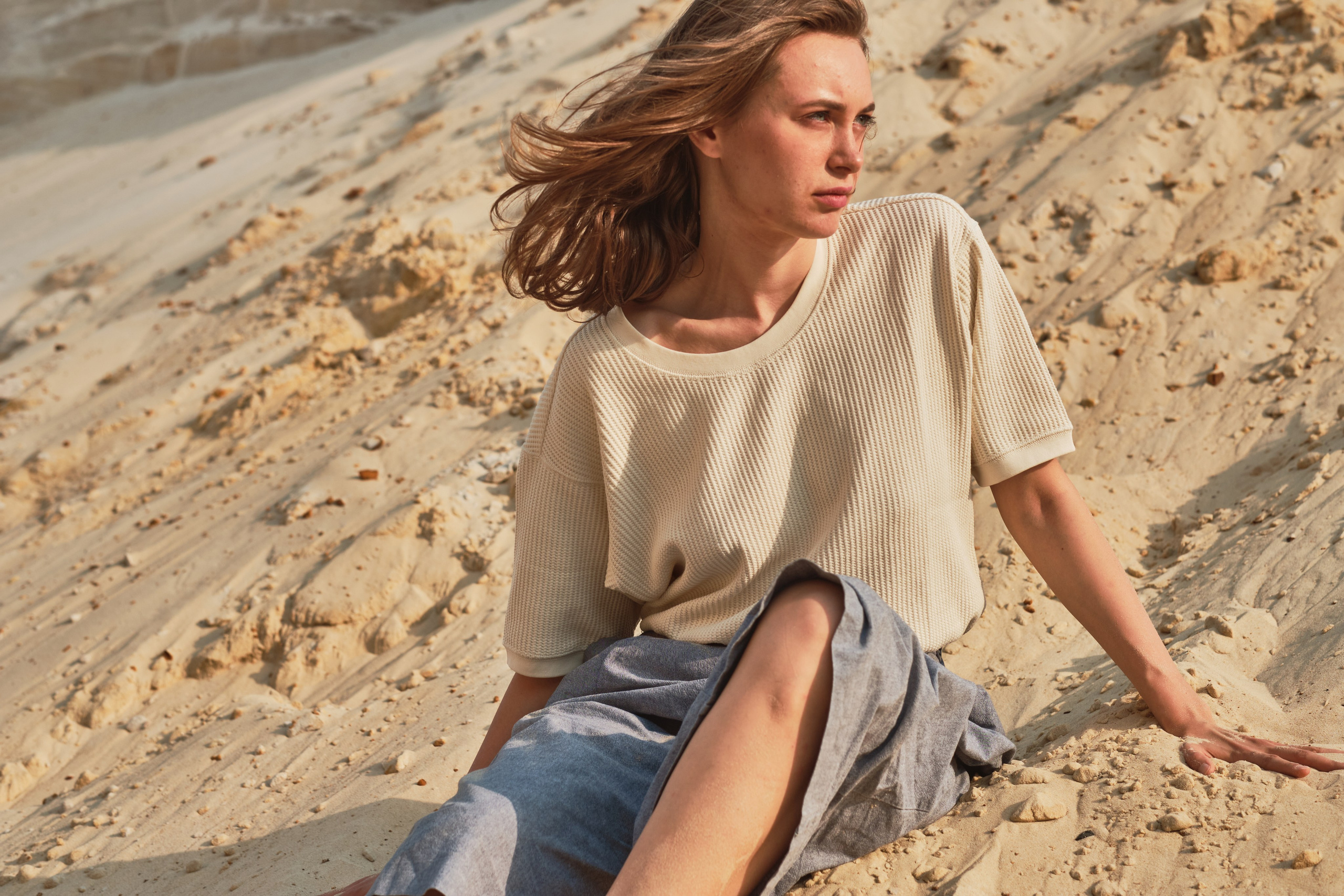 Светлана в пустыне (на пляже). Фотограф Максим Ерёмин