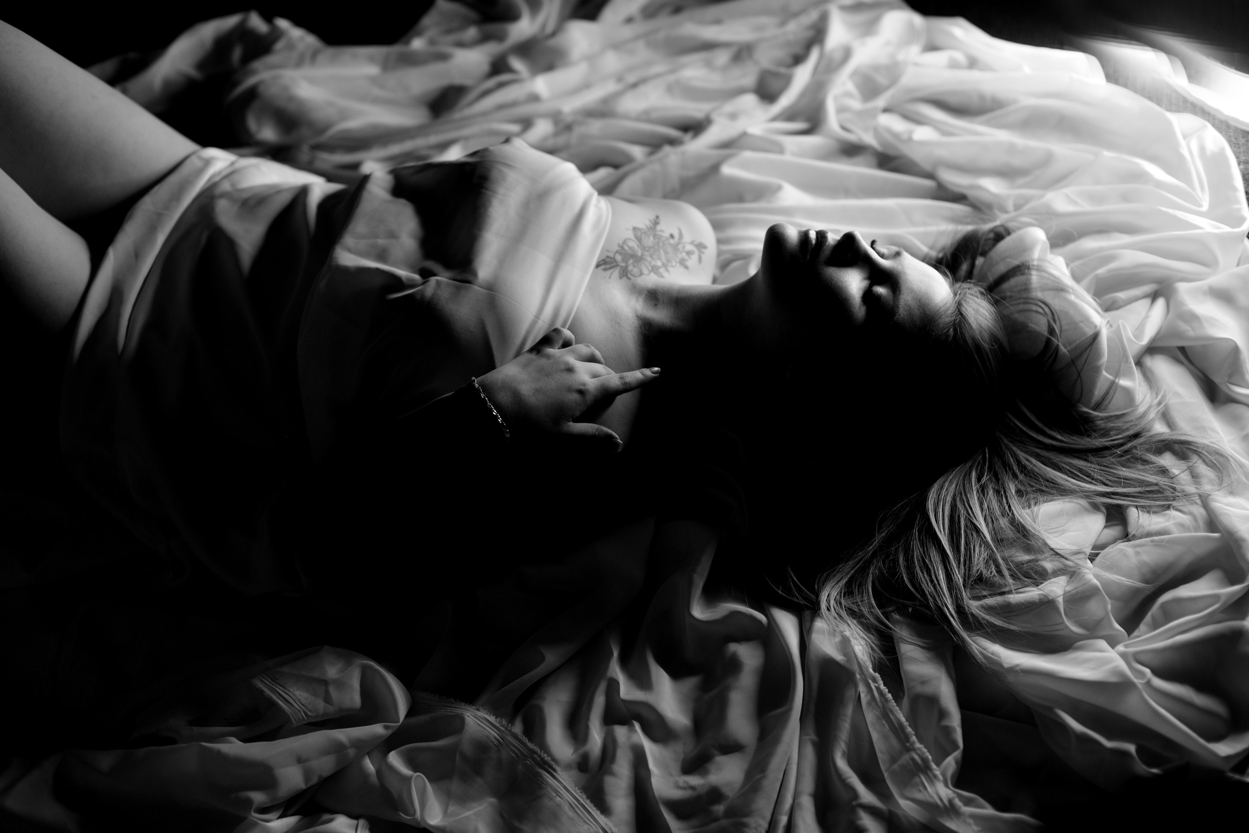 Чувственная сексуальная фотосессия девушки в черно-белом стиле.