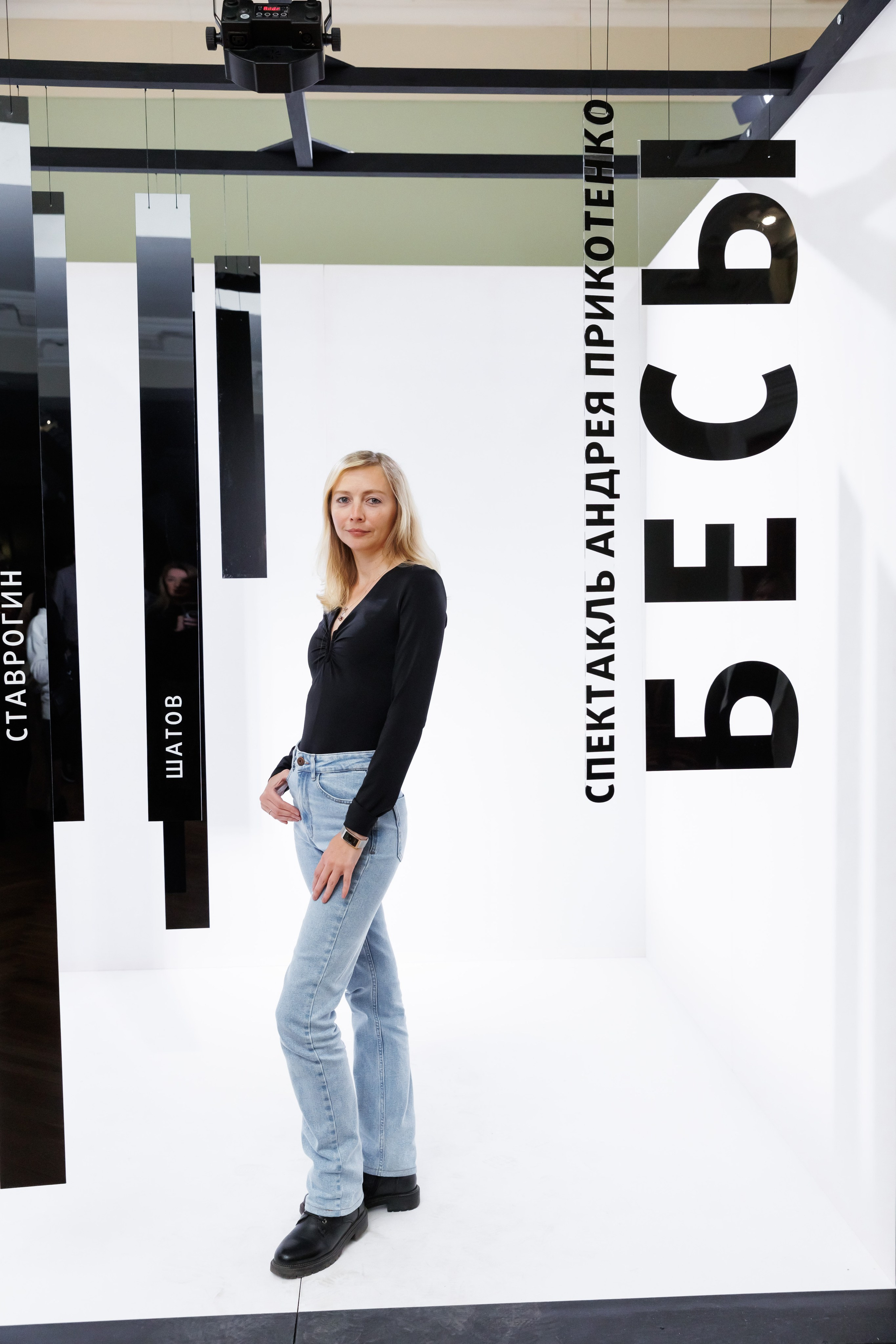 Красный факел — фотозона перед премьерой спектакля. Фотограф Новосибирск — Наталья Гресь