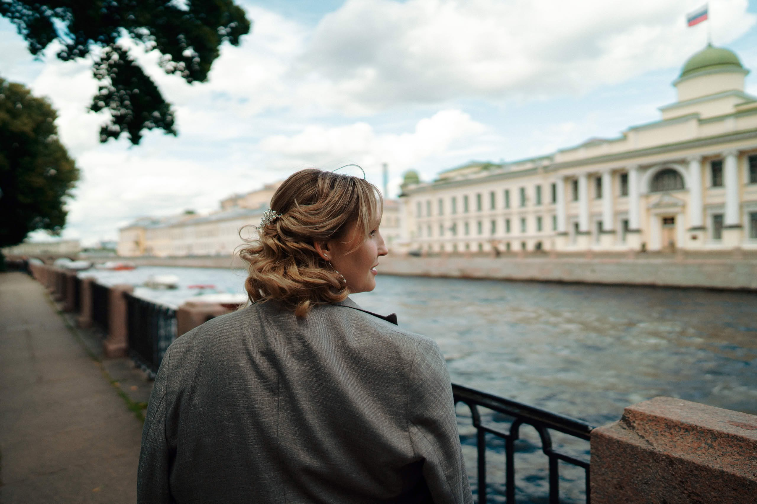 Свадебная прогулка по набережной Фонтанки с видом на Петербург