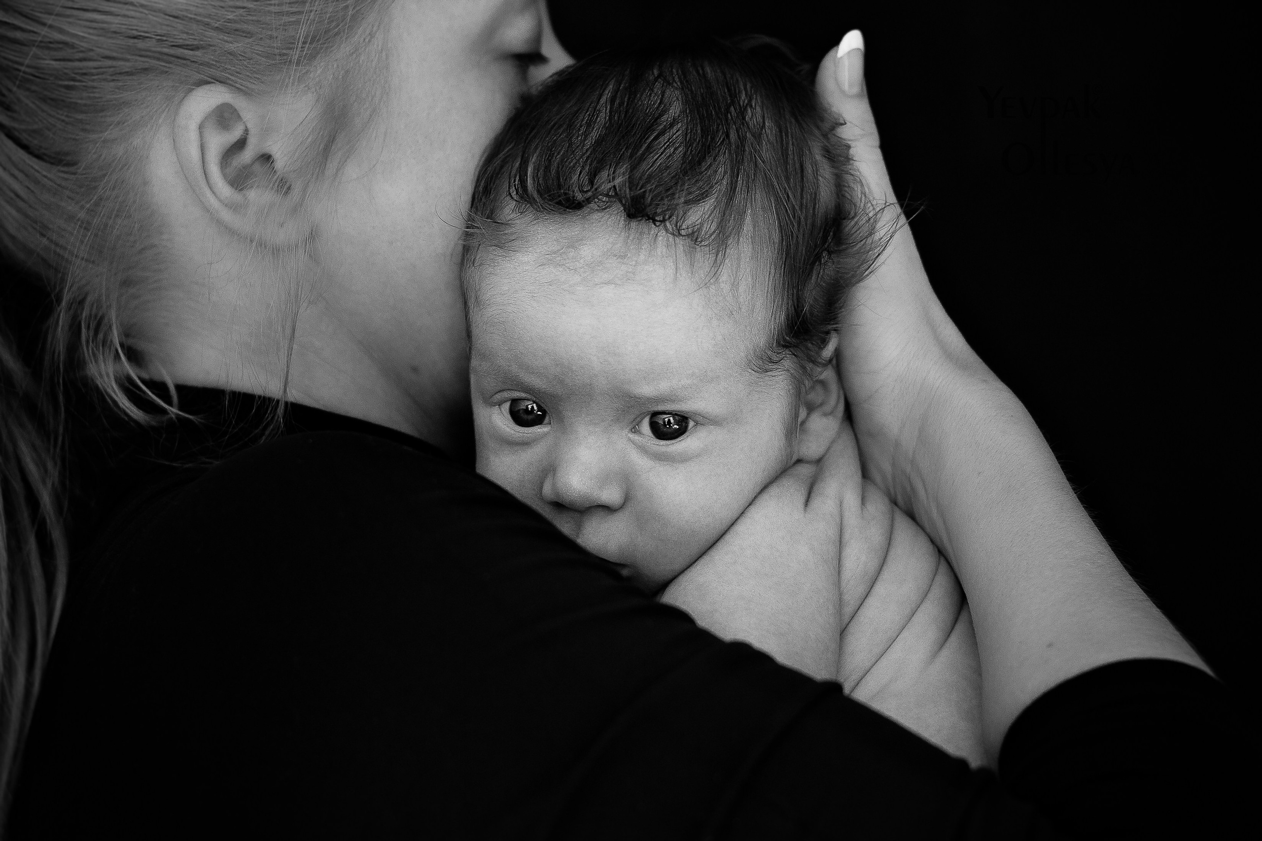 Таинственные чёрно-белые снимки новорождённых крох и кадры с руками родителей