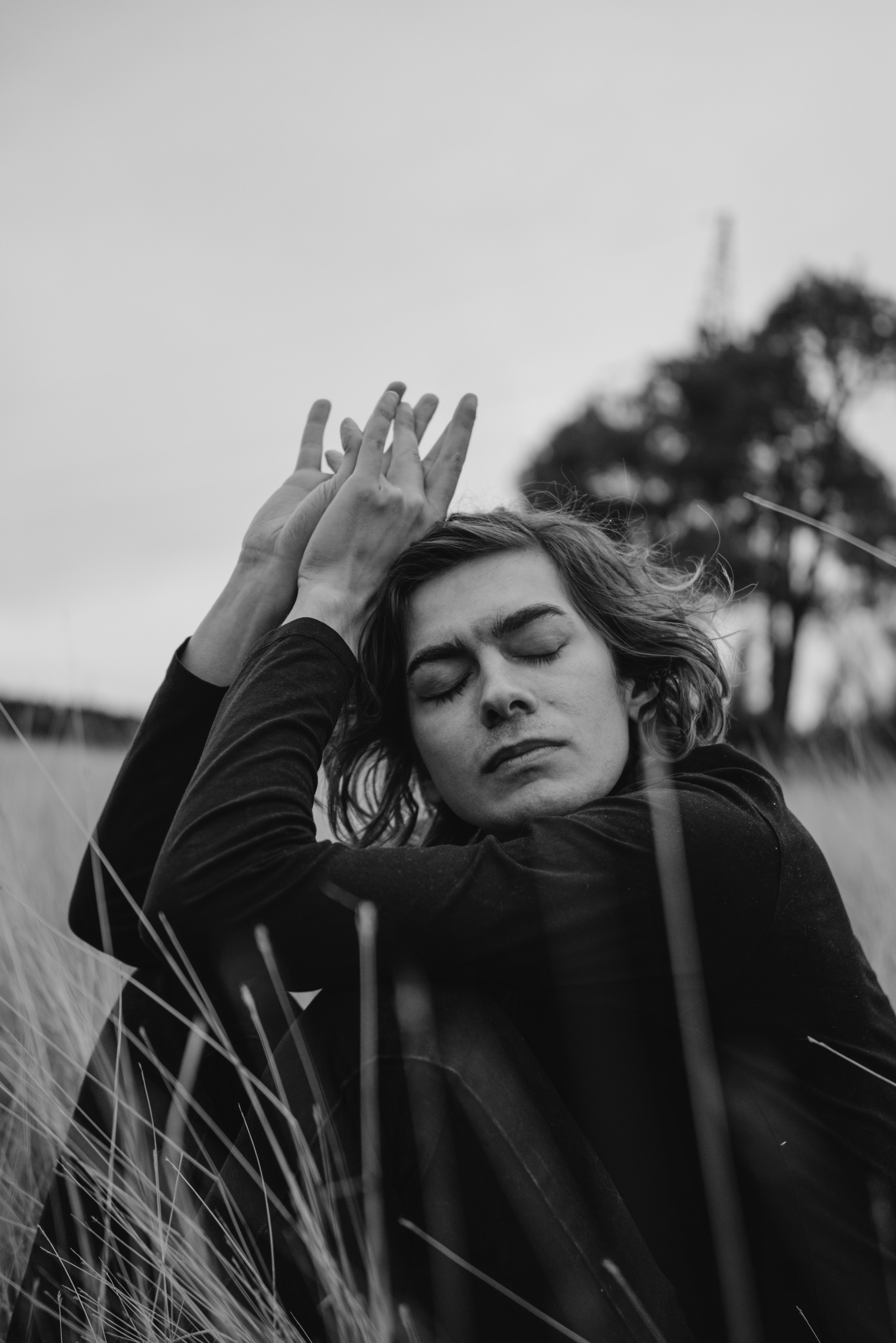 Мужская портретная фотосессия на природе. Портретный и свадебный фотограф в Тбилиси • xeniqo