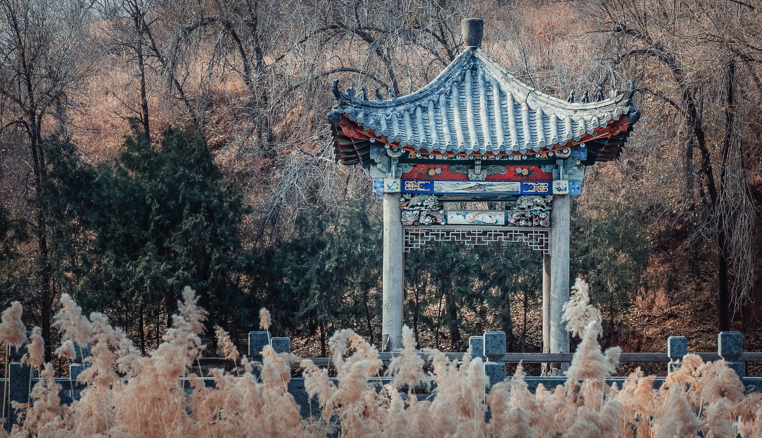 Китай.Традиционная беседка у подножья горы