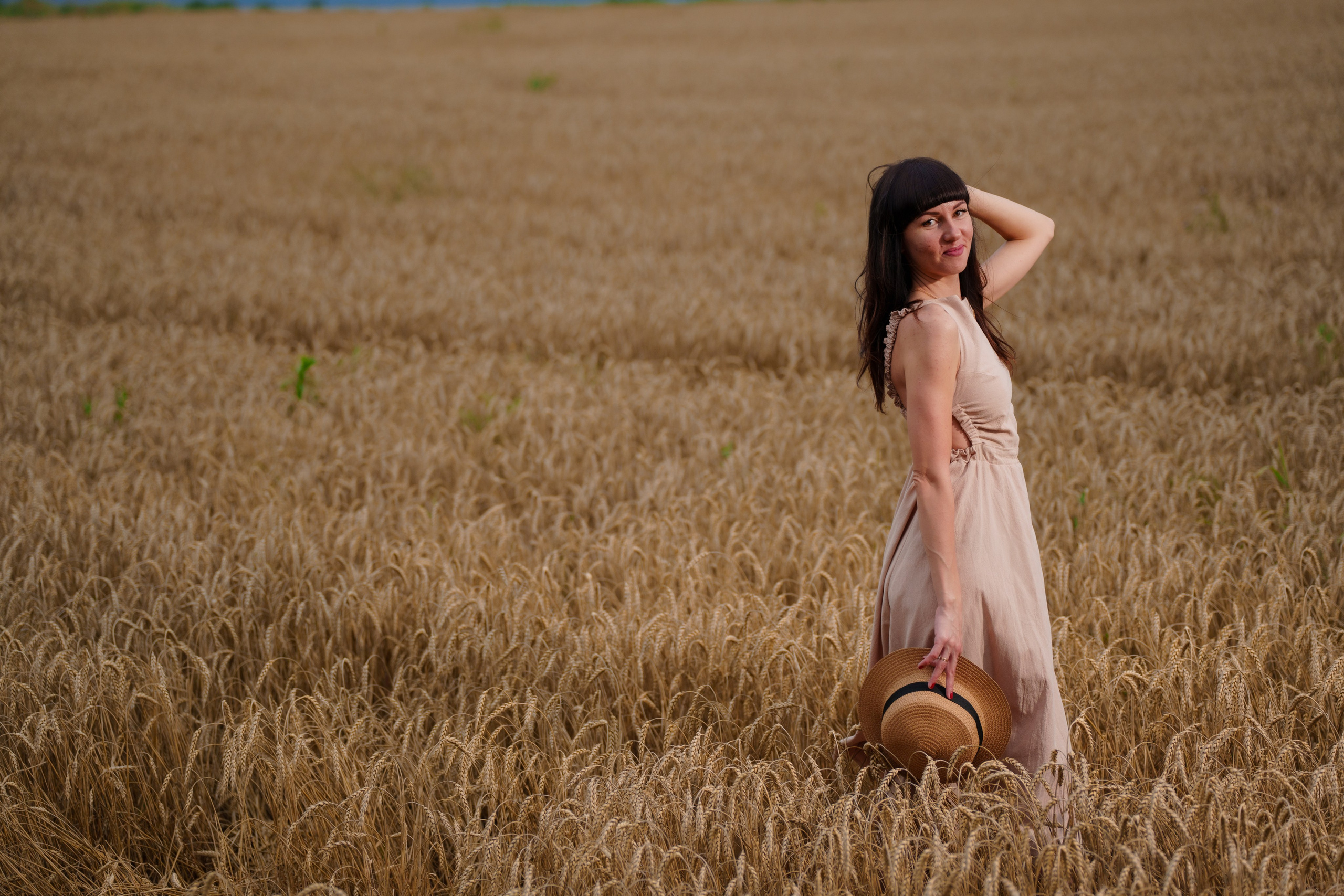 Мама с дочкой в пшеничном поле (01.08.2023). Фотограф Андрей Чеботок (Белгород, Курск, Воронеж, Старый Оскол)