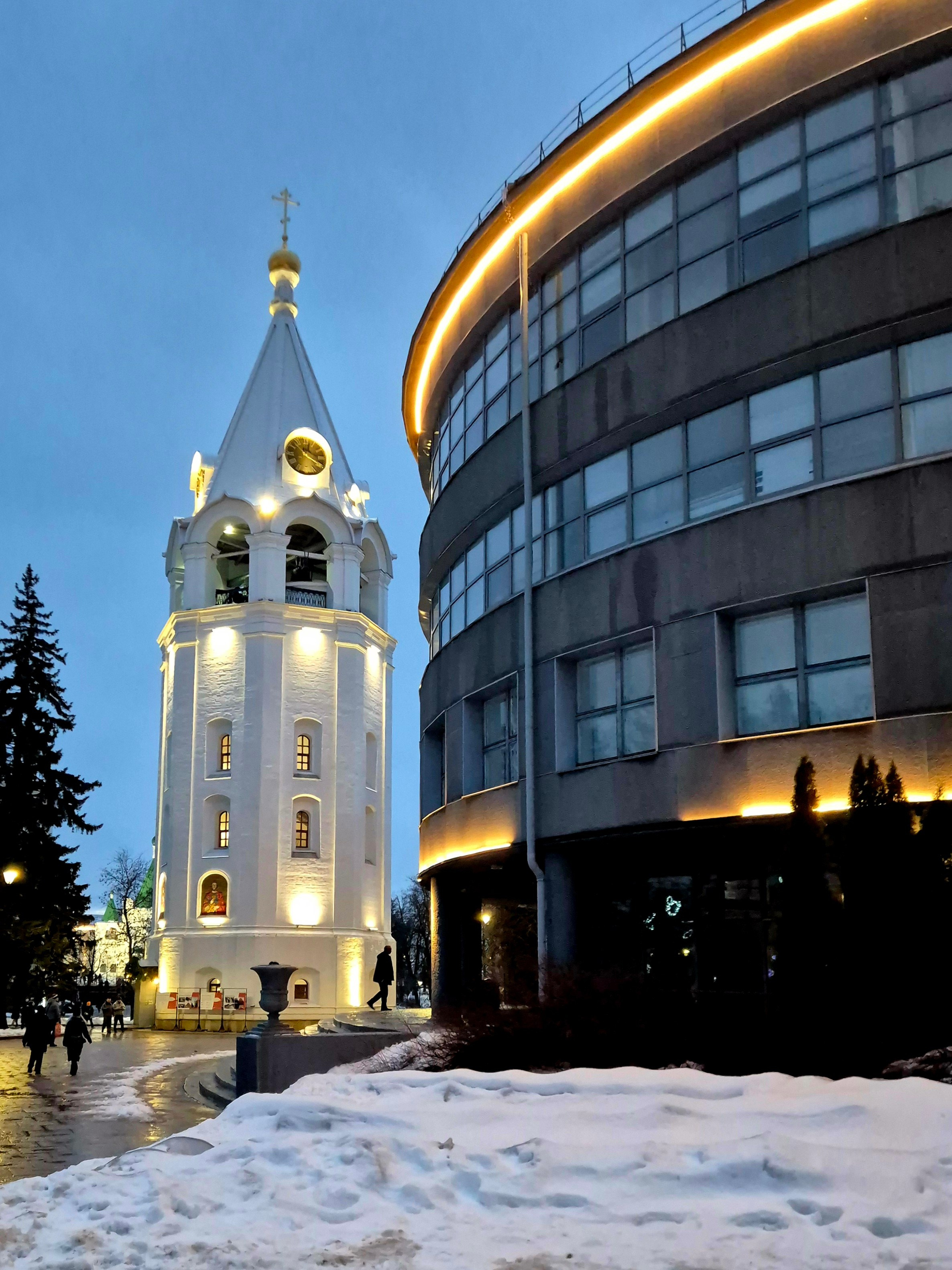 Колокольня Спасо-Преображенского собора. Стояла рядом с собором. В 1929 году и собор, и колокольня были уничтожены, освобождая место строительству Дома Советов. Колокольня восстановлена в XXI в.