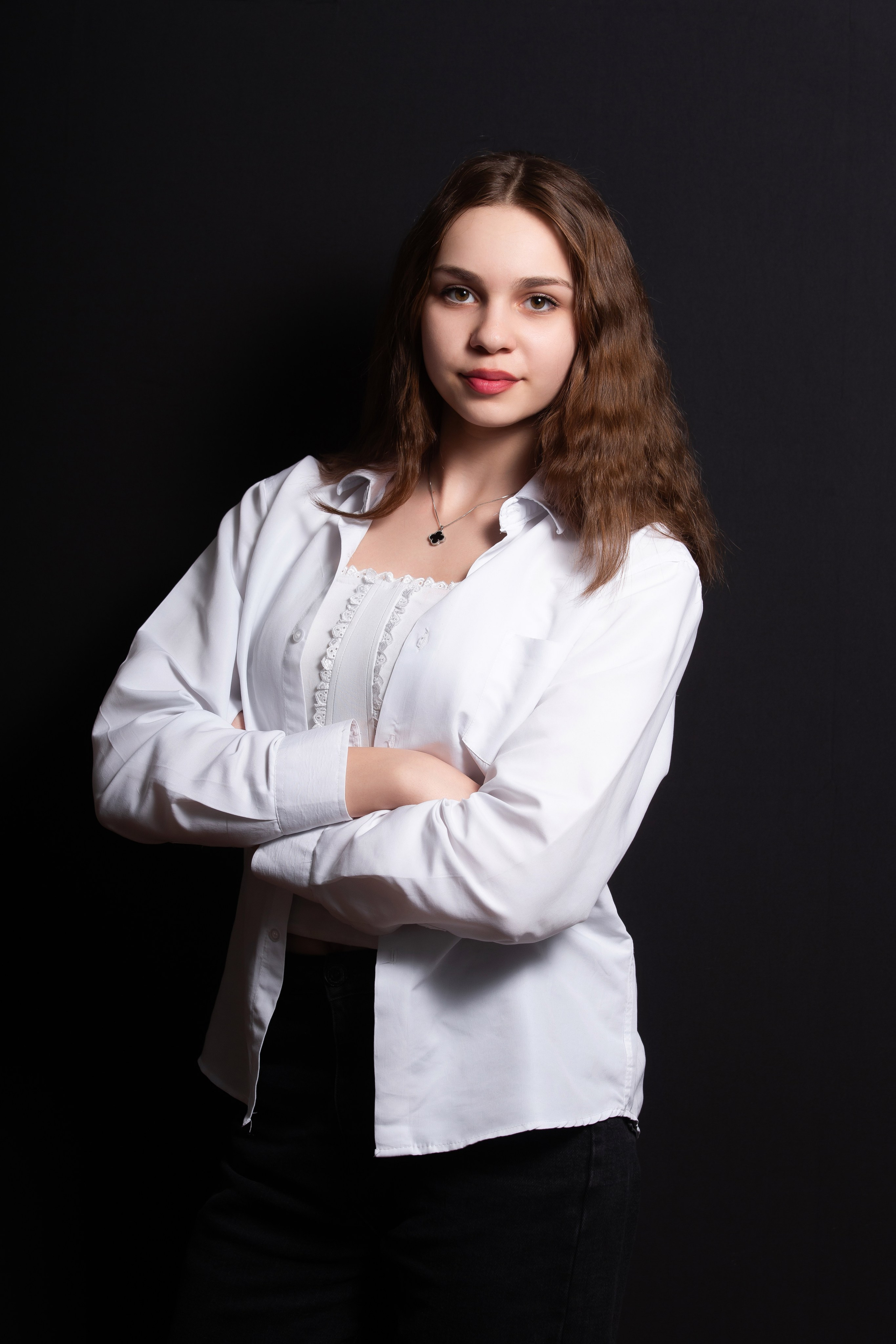 Портретная фотосессия для учеников 9 класса на чёрном фоне | Школьный фотограф Николай Богатырёв | Твой альбом / Твои правила. ТВОЙ АЛЬБОМ / ТВОИ ПРАВИЛА