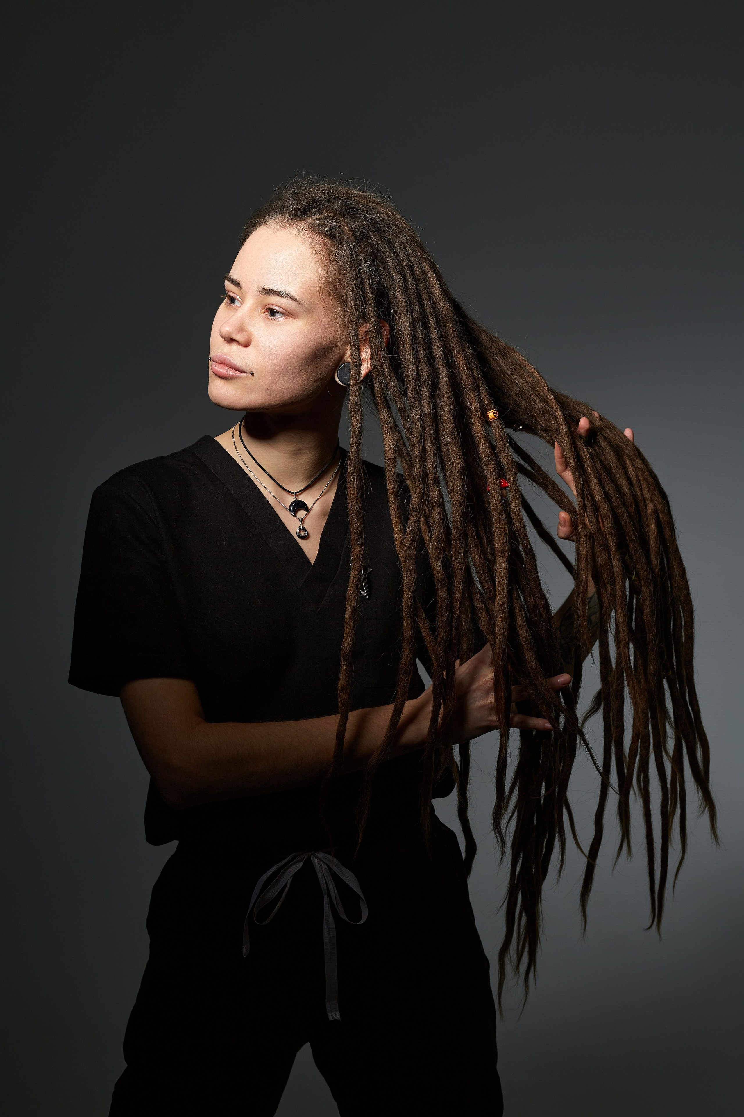 Девушка с дредами и серой кошкой на руках – студийный портрет, профессиональная фотосессия в Пензе.